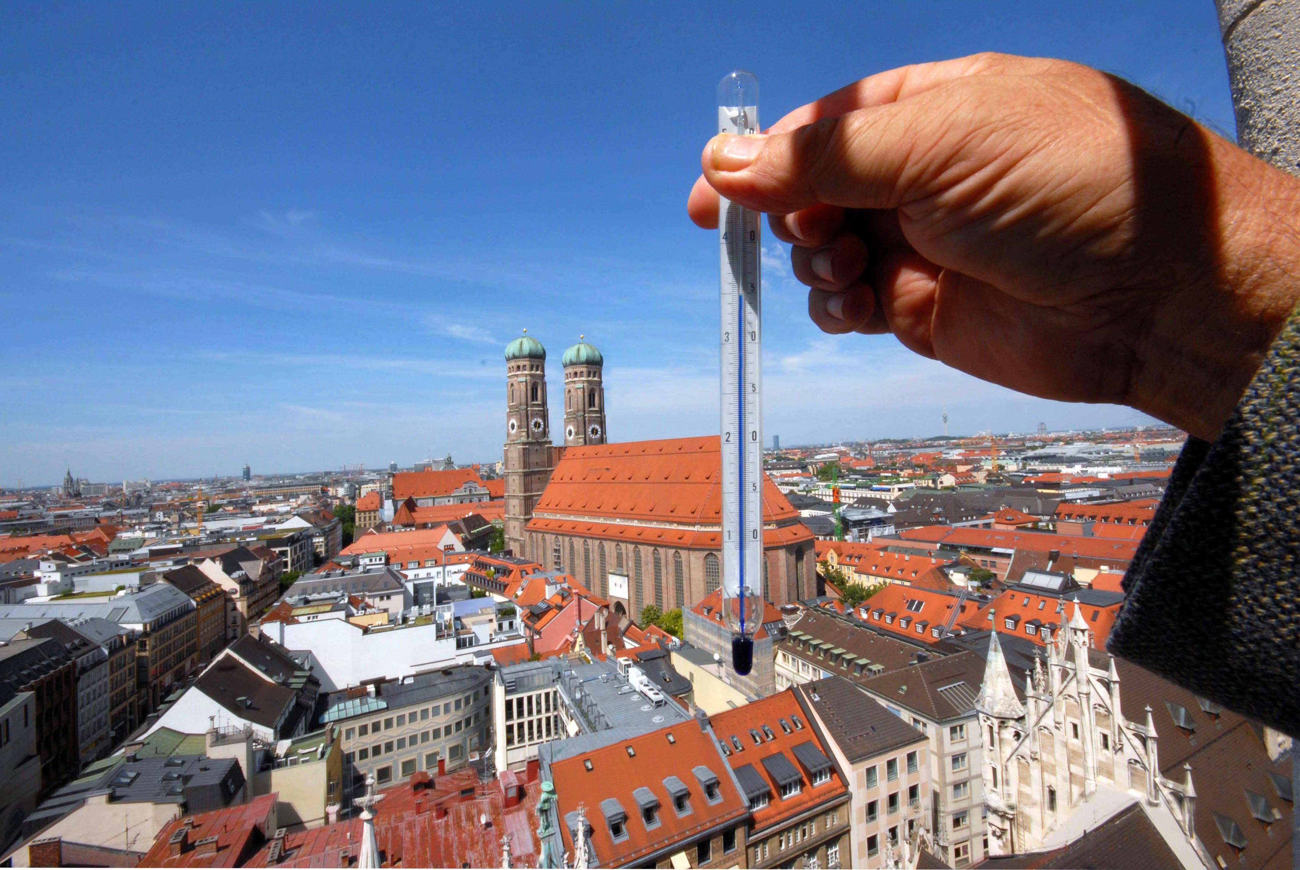 Schon im Juni kletterte das Thermometer in Deutschland deutlich über die 30-Grad-Marke. Mit einem Hitzeschutzplan will Bundesgesundheitsminister Karl Lauterbach für weniger Hitzetote sorgen.