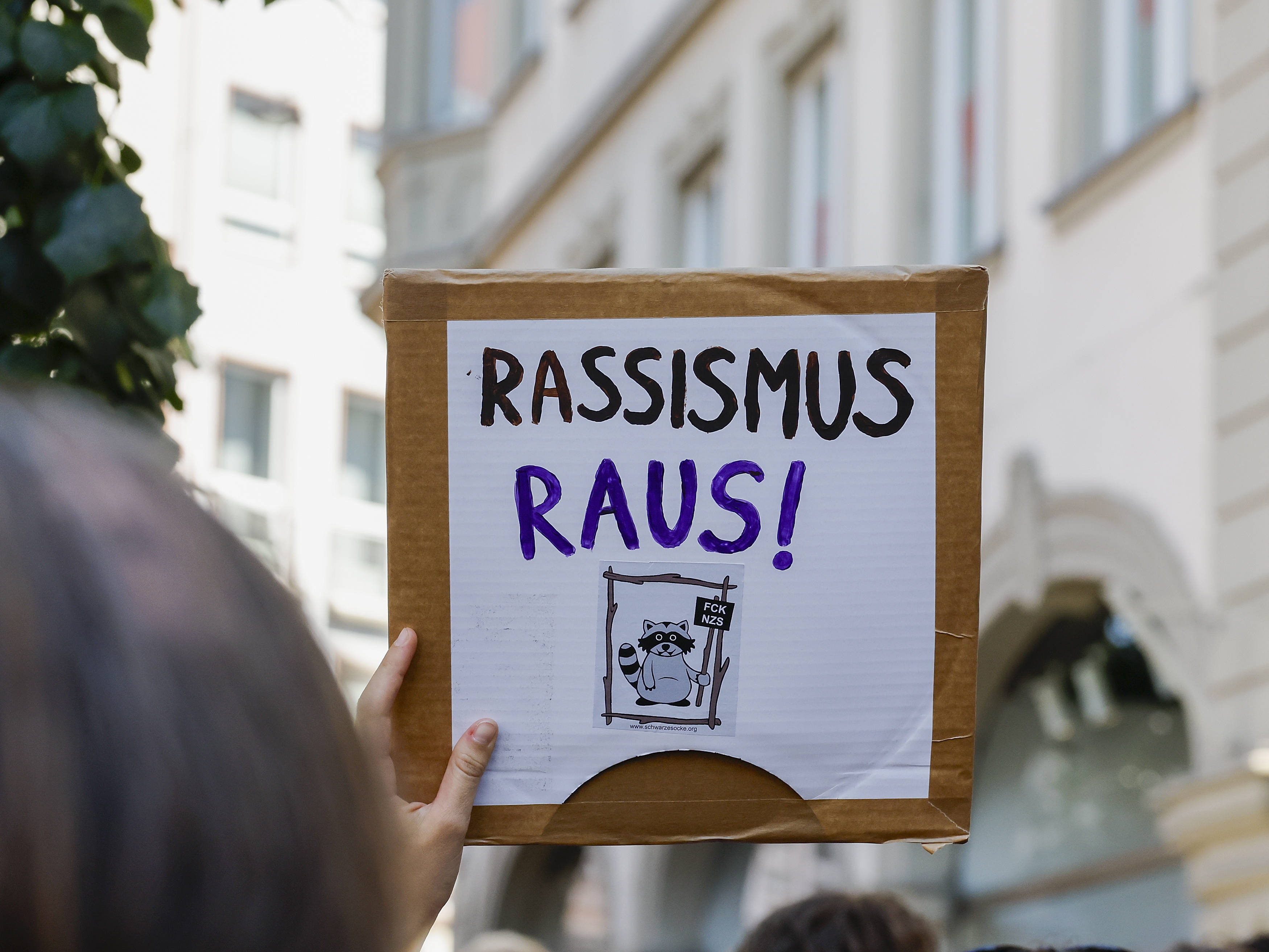  Fast die Hälfte der in Europa lebenden Menschen afrikanischer Herkunft erfahren in ihrem Alltag Rassismus und Diskriminierung.