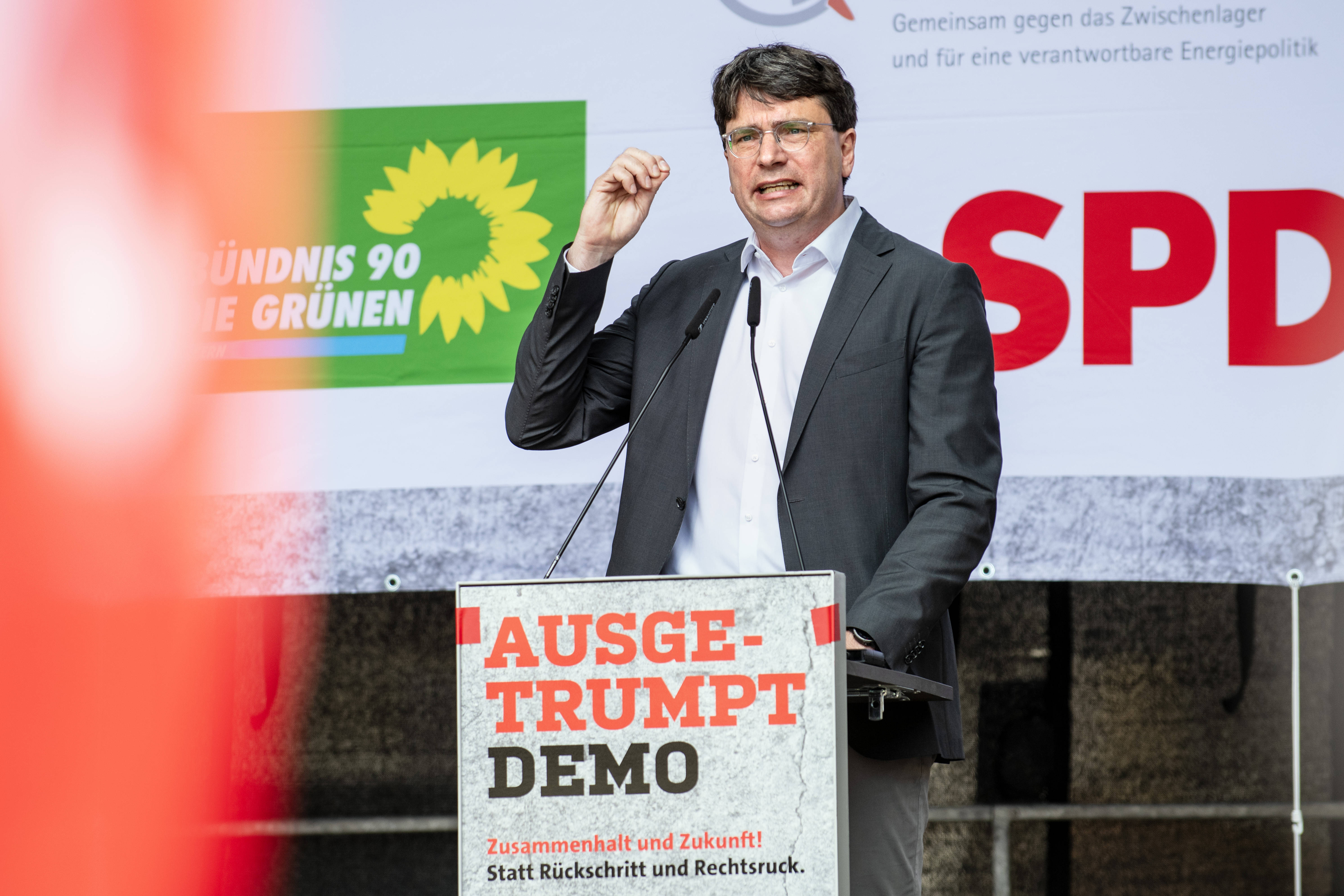 SPD-Spitzenkandidat Florian von Brunn bei der AusgeTrumpt-Demonstration in München: Sowohl Aiwanger als auch Söder verwenden den Wortschatz des Rechtspopulismus.