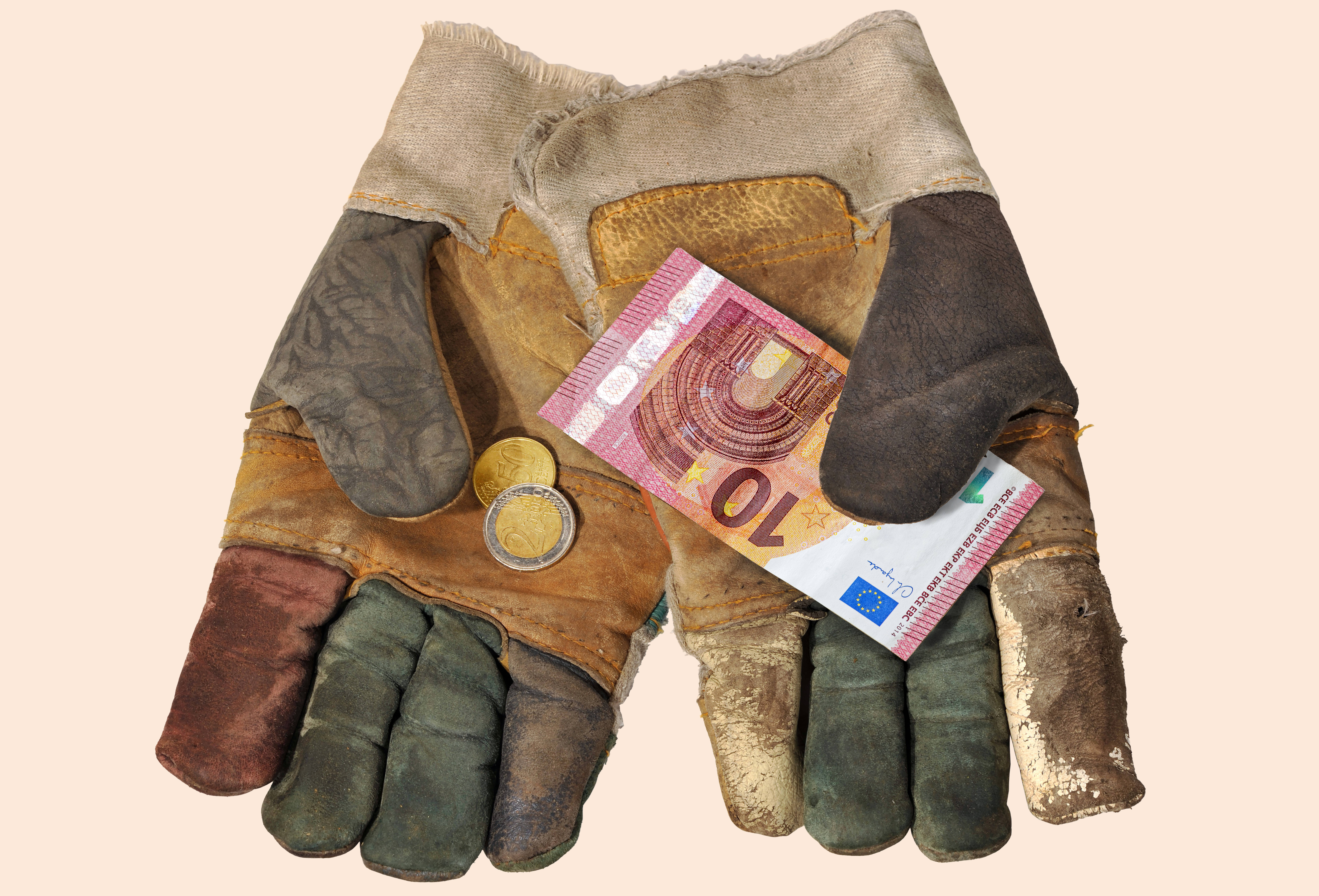 Alleinstehende, die in Vollzeit zum Mindestlohn arbeiten, haben ein um 532 Euro höheres Nettoeinkommen als alleinstehende Bezieher*innen von Bürgergeld