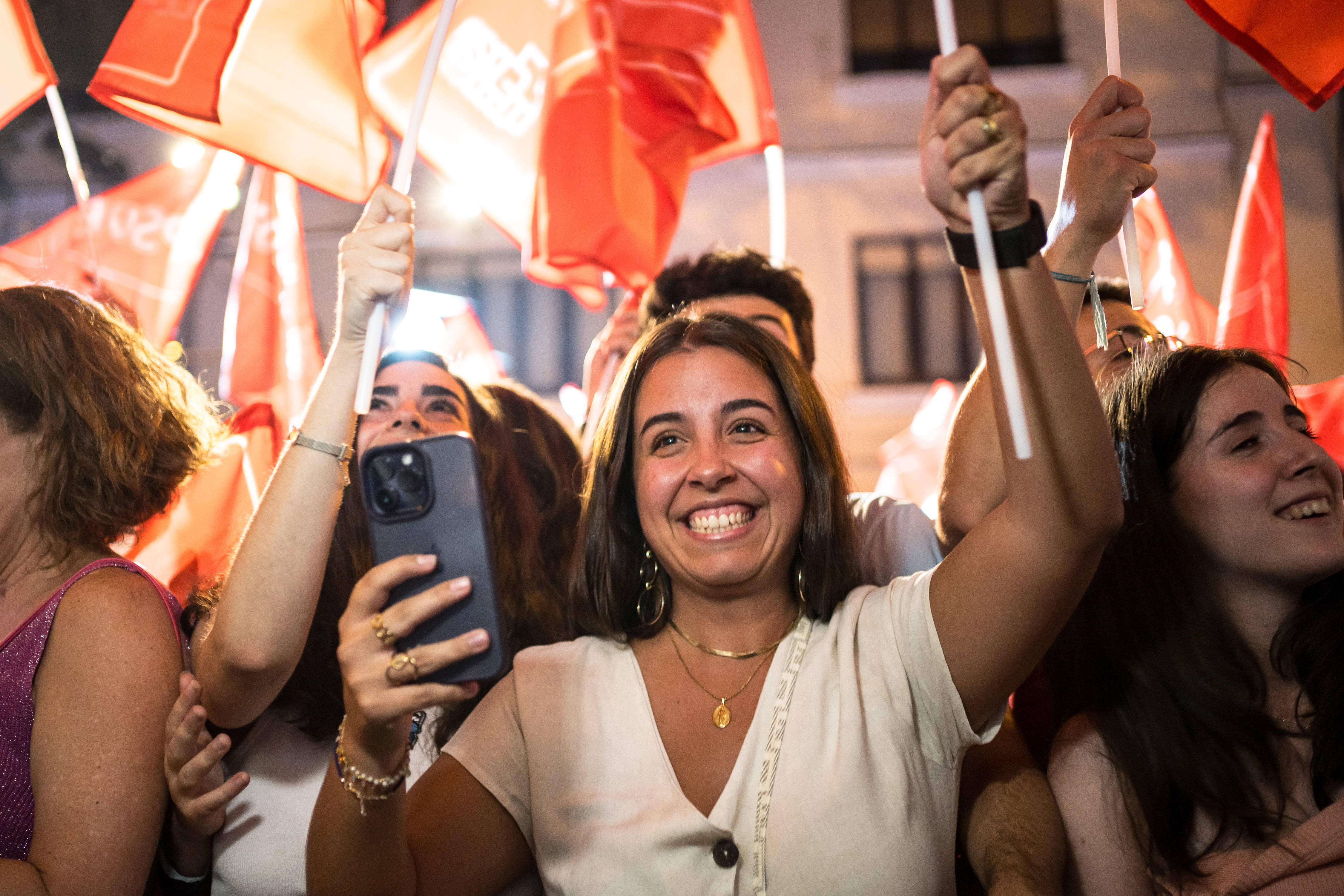 Der Jubel und die Erleichterung sind groß: Anhänger*innen der Sozialisten feiern am Wahlabend, dem 23. Juli 2023, vor der Parteizentrale in Madrid.