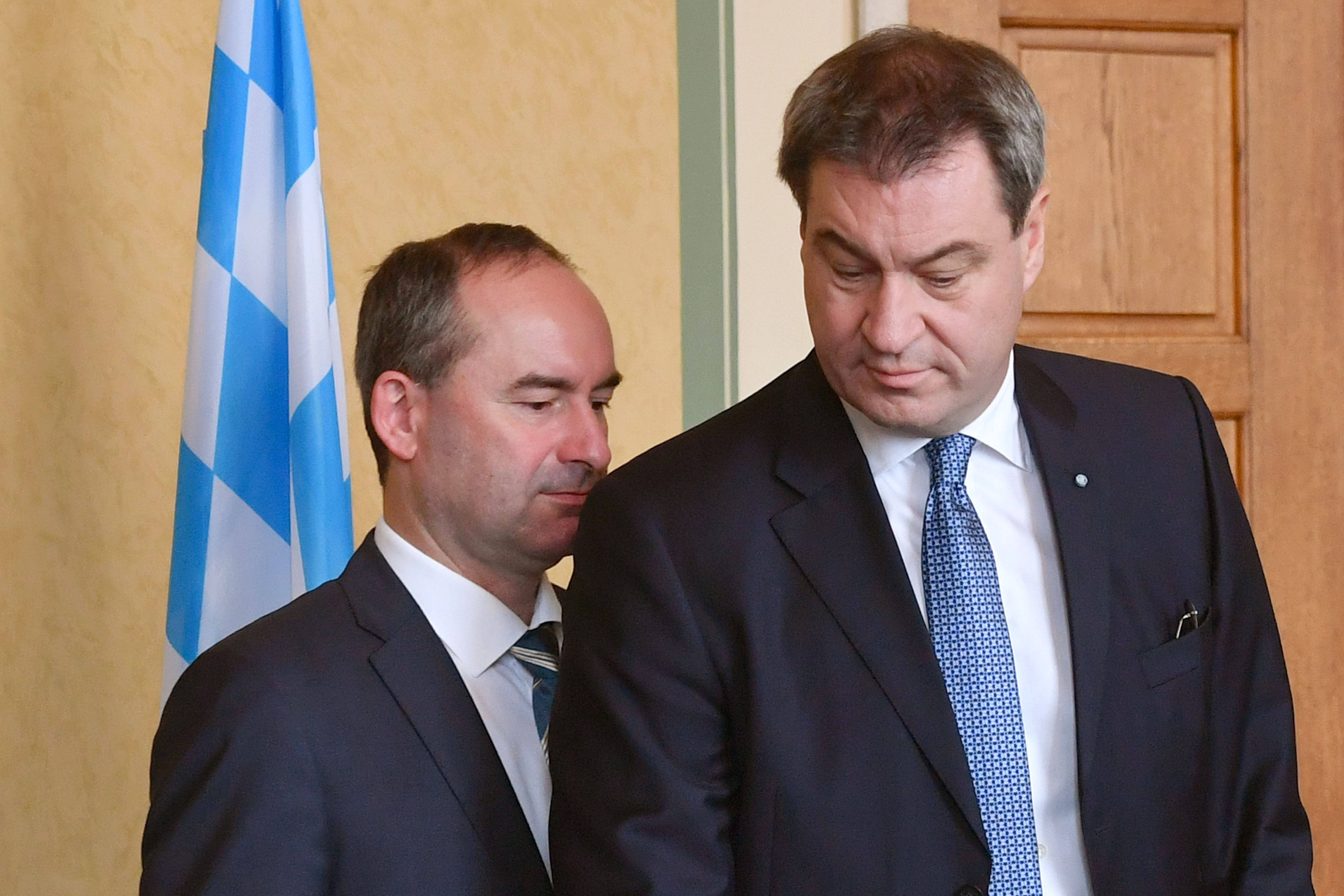 Der bayerische Wirtschaftsminister Hubert Aiwanger steht wegen der Flugblattaffäre in der Kritik. Ministerpräsident Söder hat daher eine Sondersitzung des Kabinetts für Dienstag einberufen.