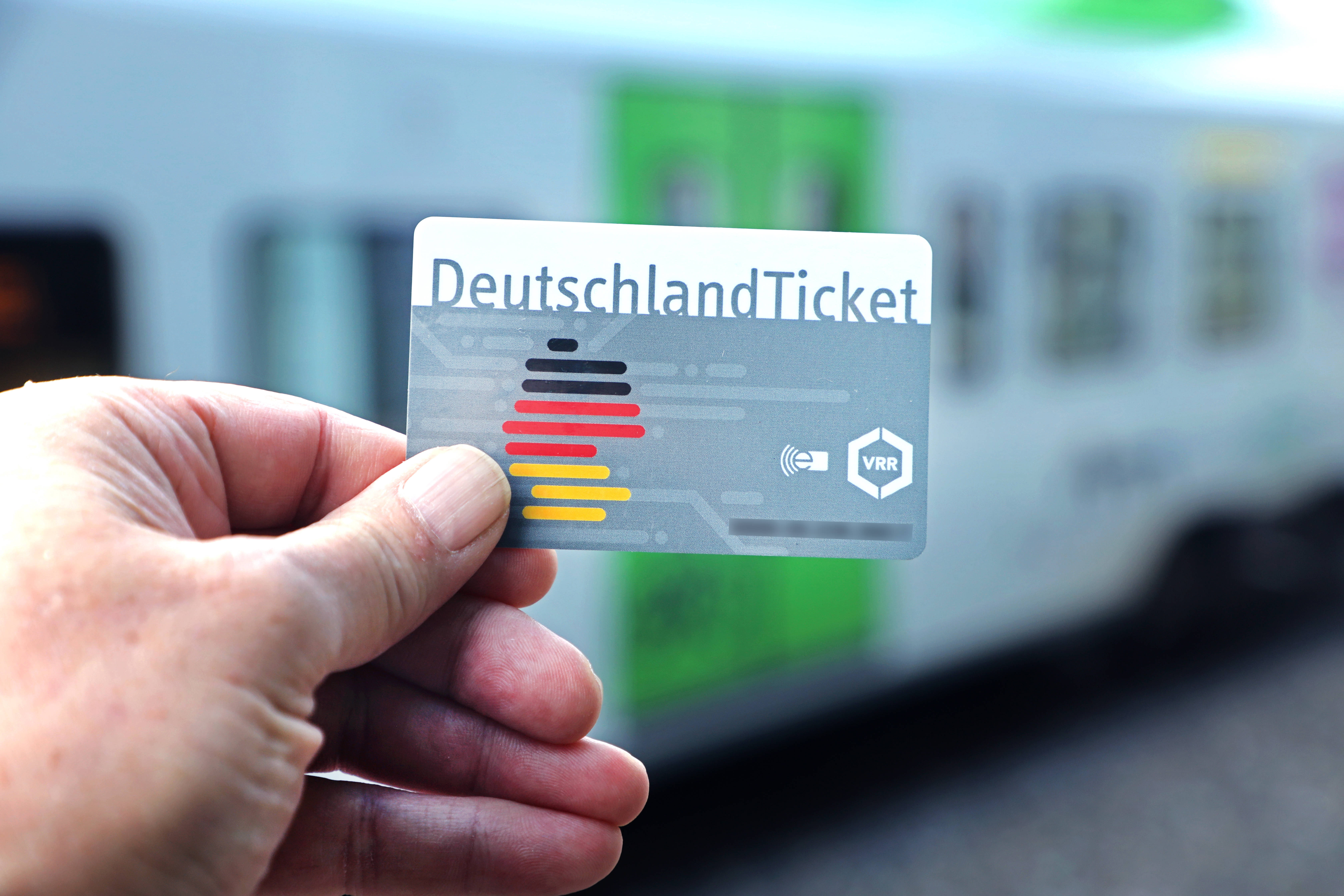 Erfolgsmodell: Die Verkehrsminster*innen der Länder wollen das Deutschlandticket fortsetzen.