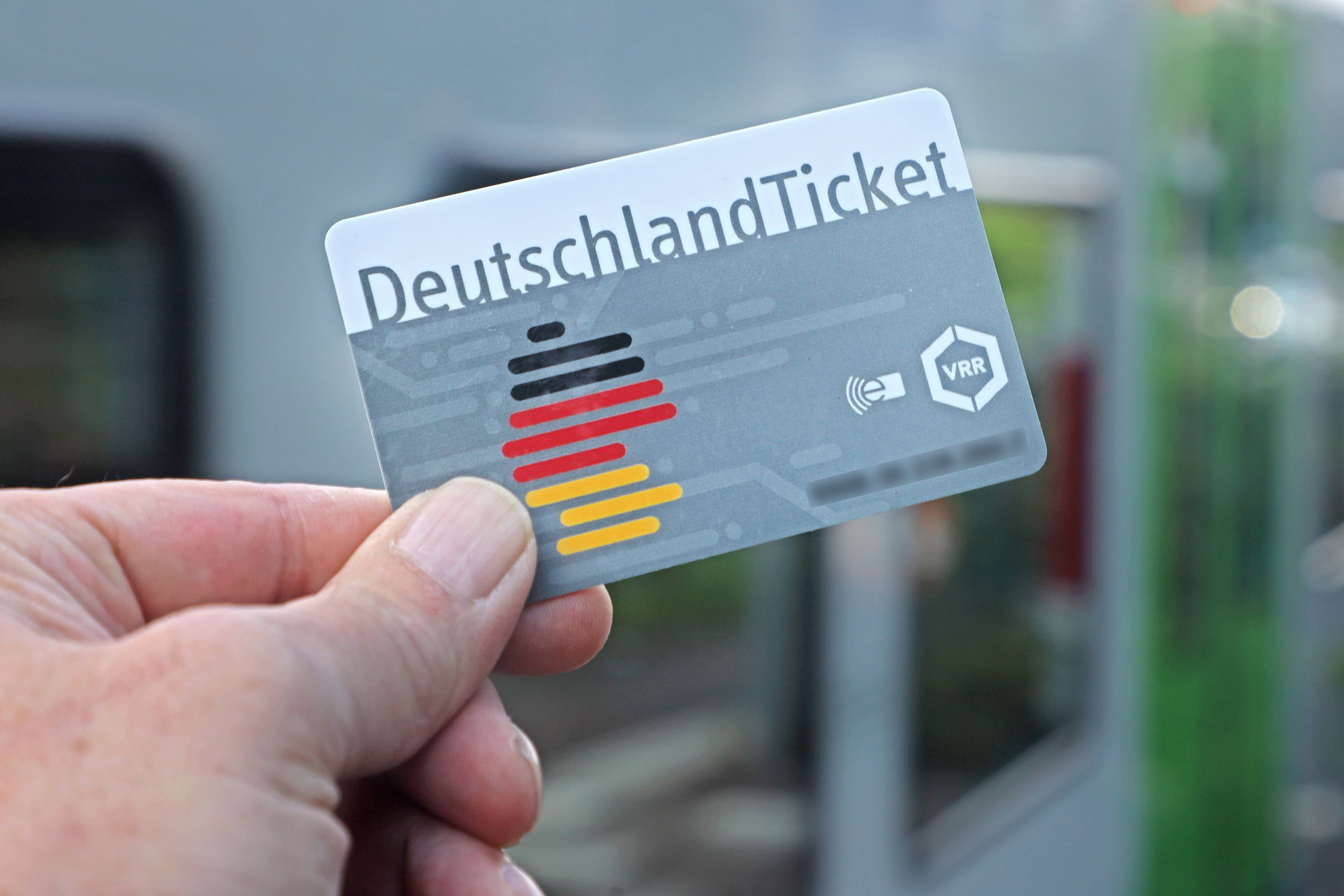 Steht das Deutschlandticket vor dem Aus? SPD-Politiker*innen appellieren an die Ministerpräsidentenkonferenz.