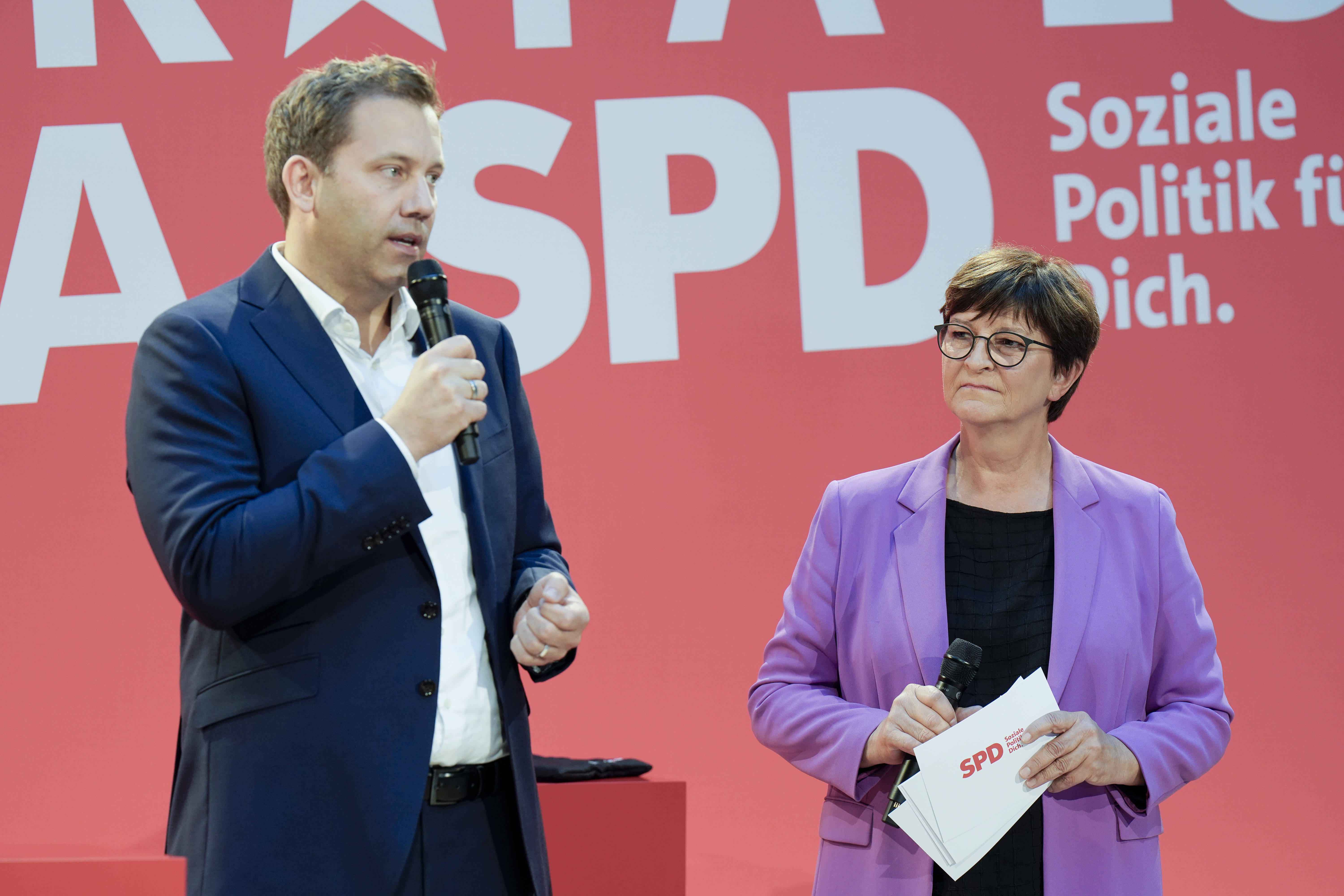 Lars Klingbeil und Saskia Esken (am 25. September im Willy-Brandt-Haus): „Alle, die Verantwortung tragen, sind gefordert.“