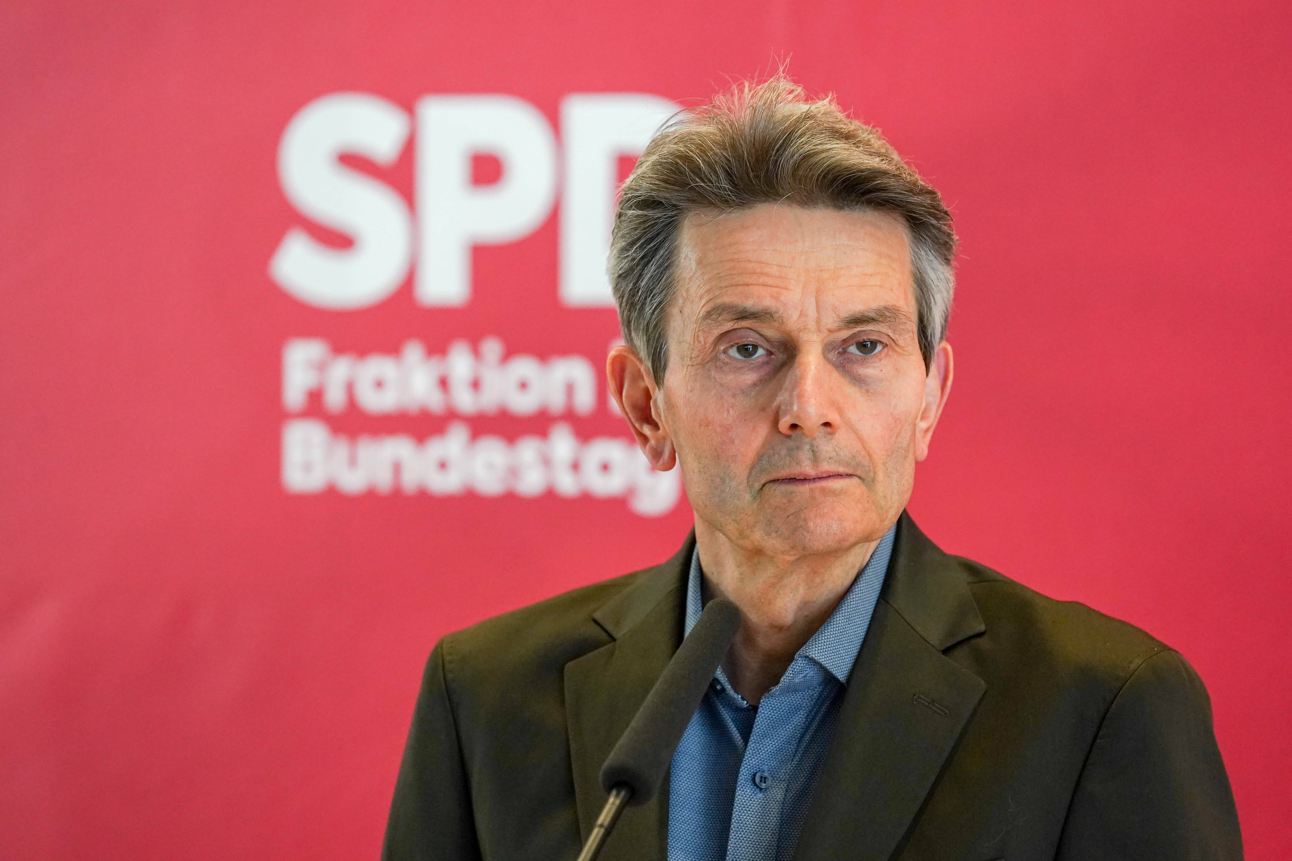 Der Vorsitzende Rolf Mützenich vor der Sitzung der SPD-Bundestagsfraktion am Dienstag.