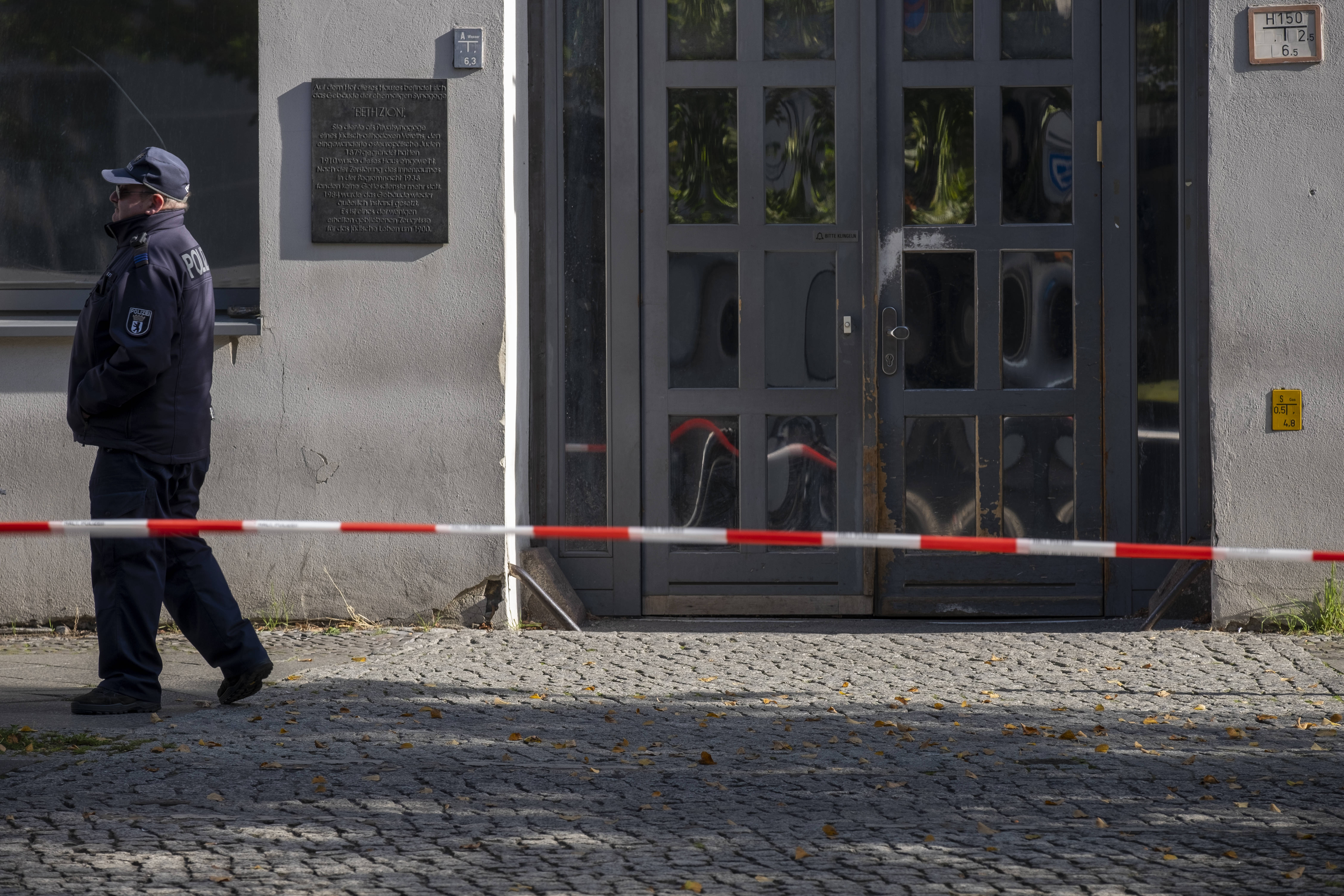 Absperrung vor der jüdischen Gemeinde in Berlin-Mitte, auf die ein Brandanschlag verübt wurde.