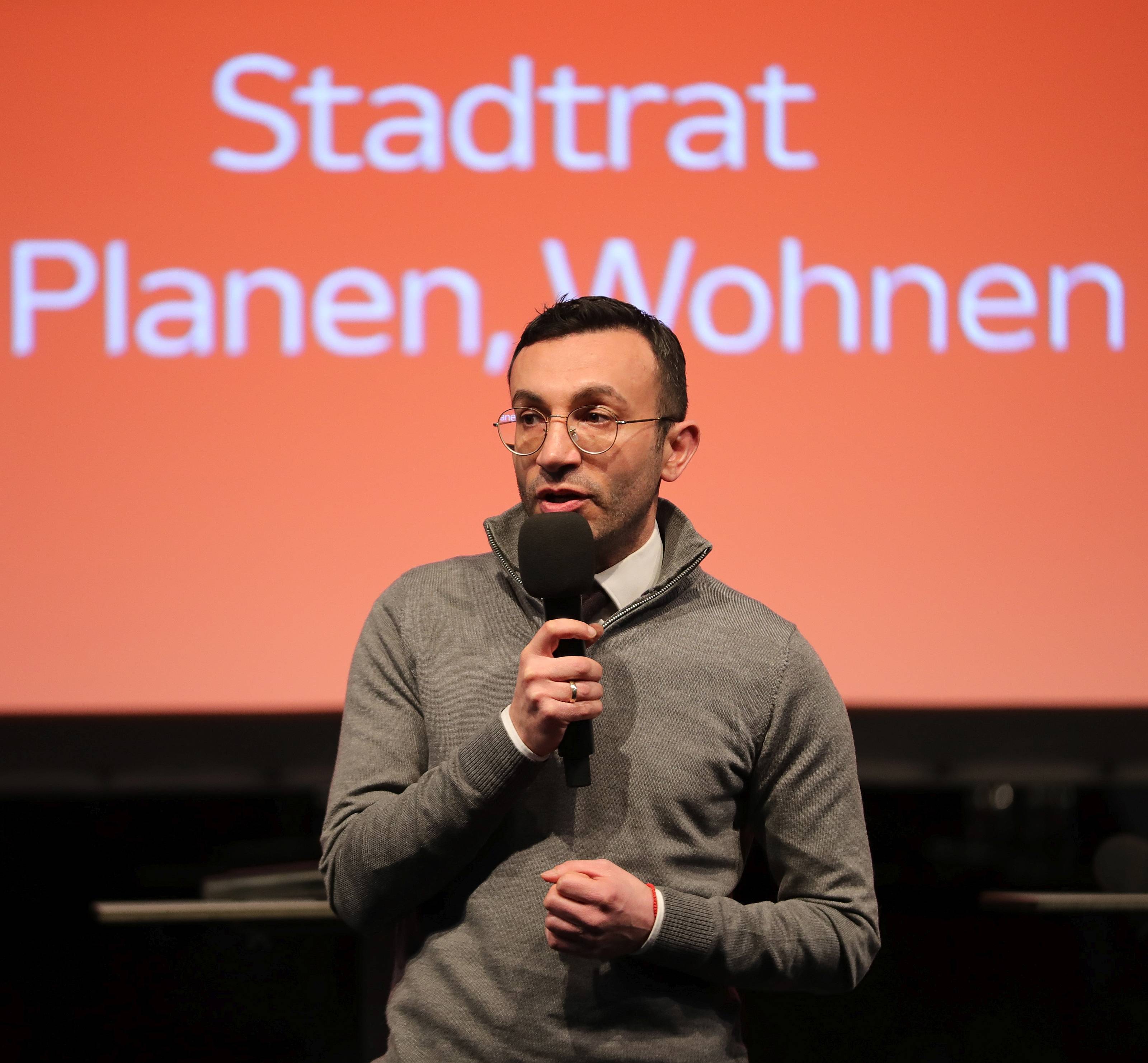 Derzeit ist Mike Josef noch Stadtrat in Frankfurt. Am Sonntag will er in der Stichwahl zum Oberbürgermeister gewählt werden.