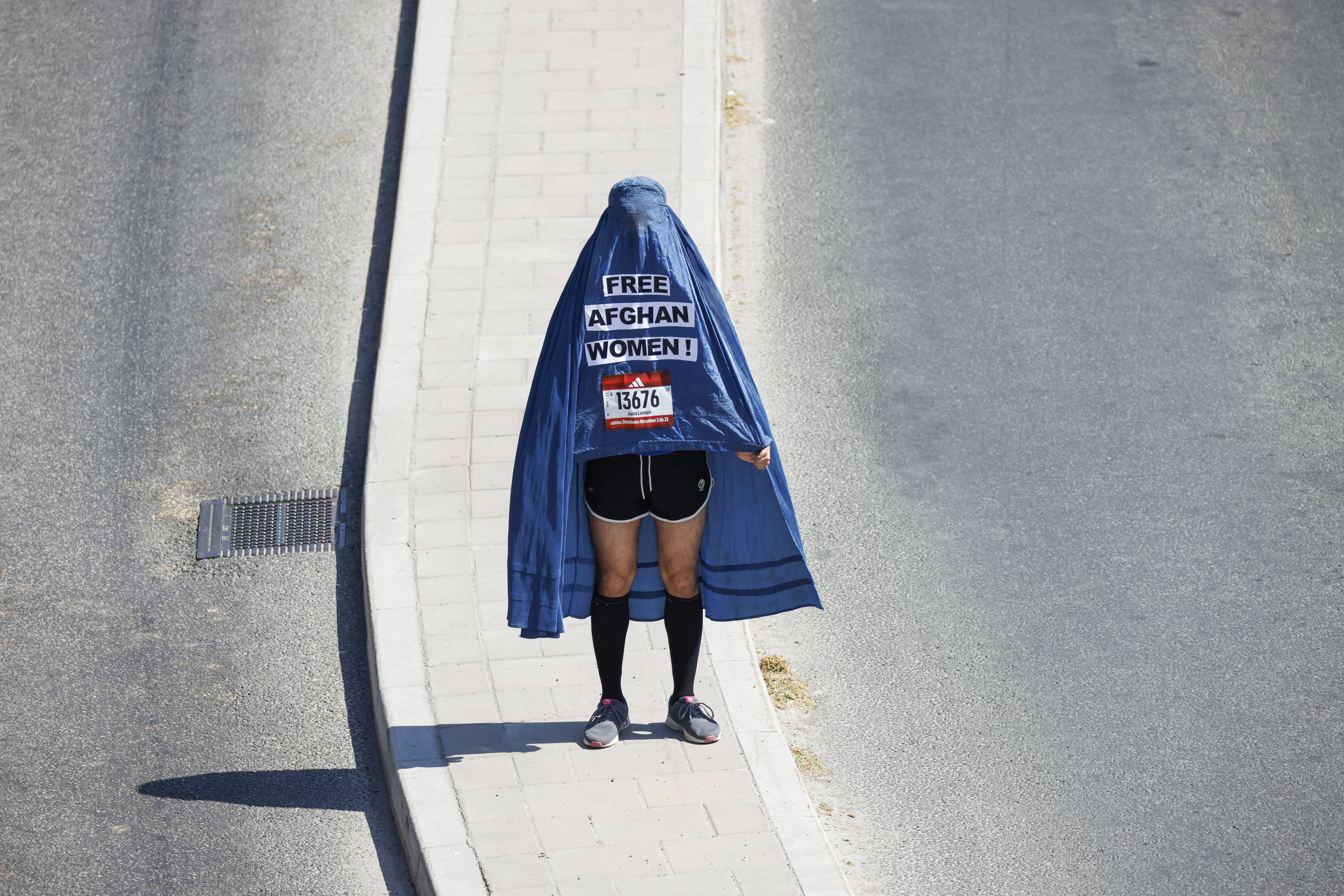 Ein Läufer demonstriert beim Marathon in Stockholm für die Rechte afghanischer Frauen.
