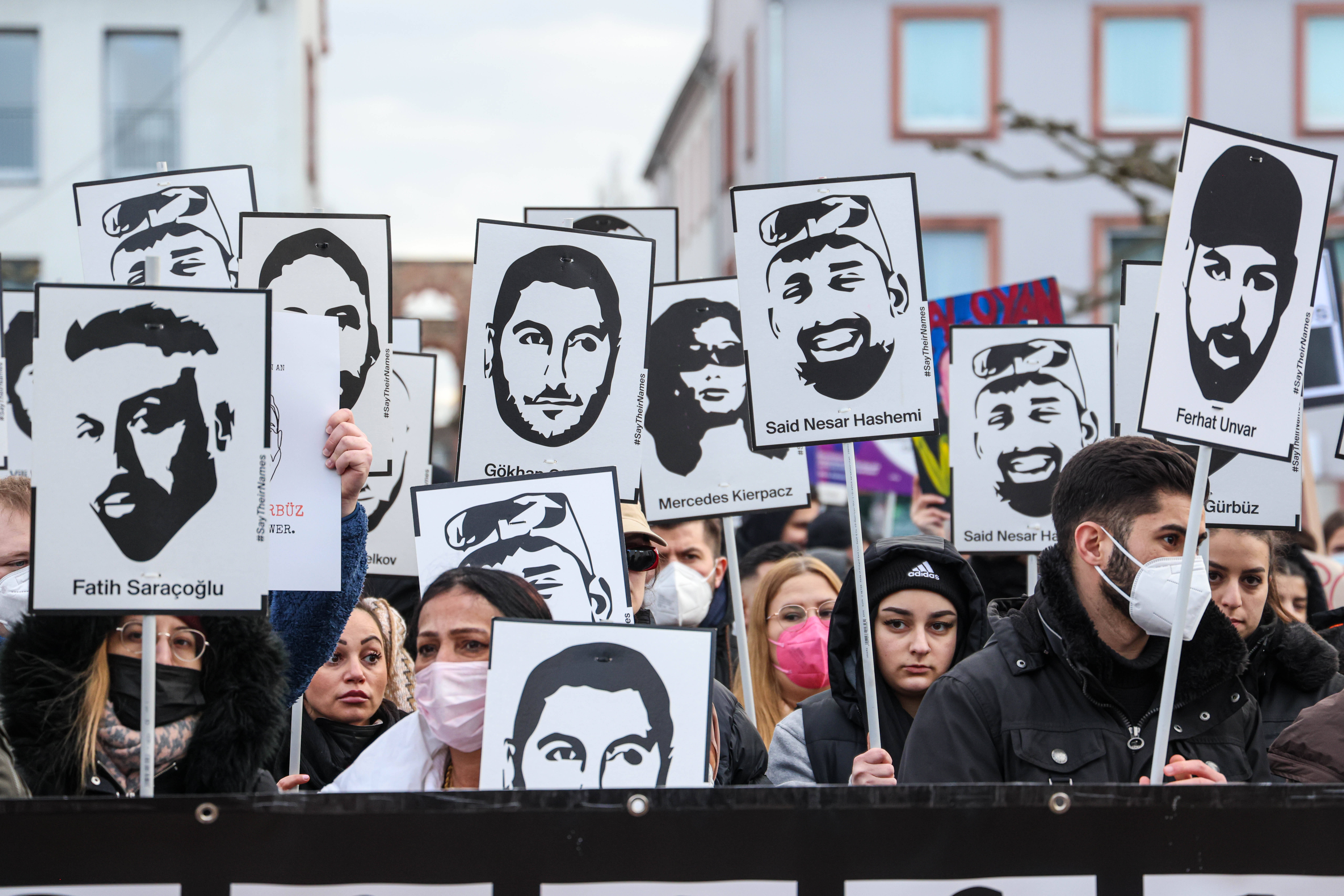 Drei Jahre und fünf Monate nach dem Anschlag von Hanau: Die Angehörigen fordern weiter Aufklärung.