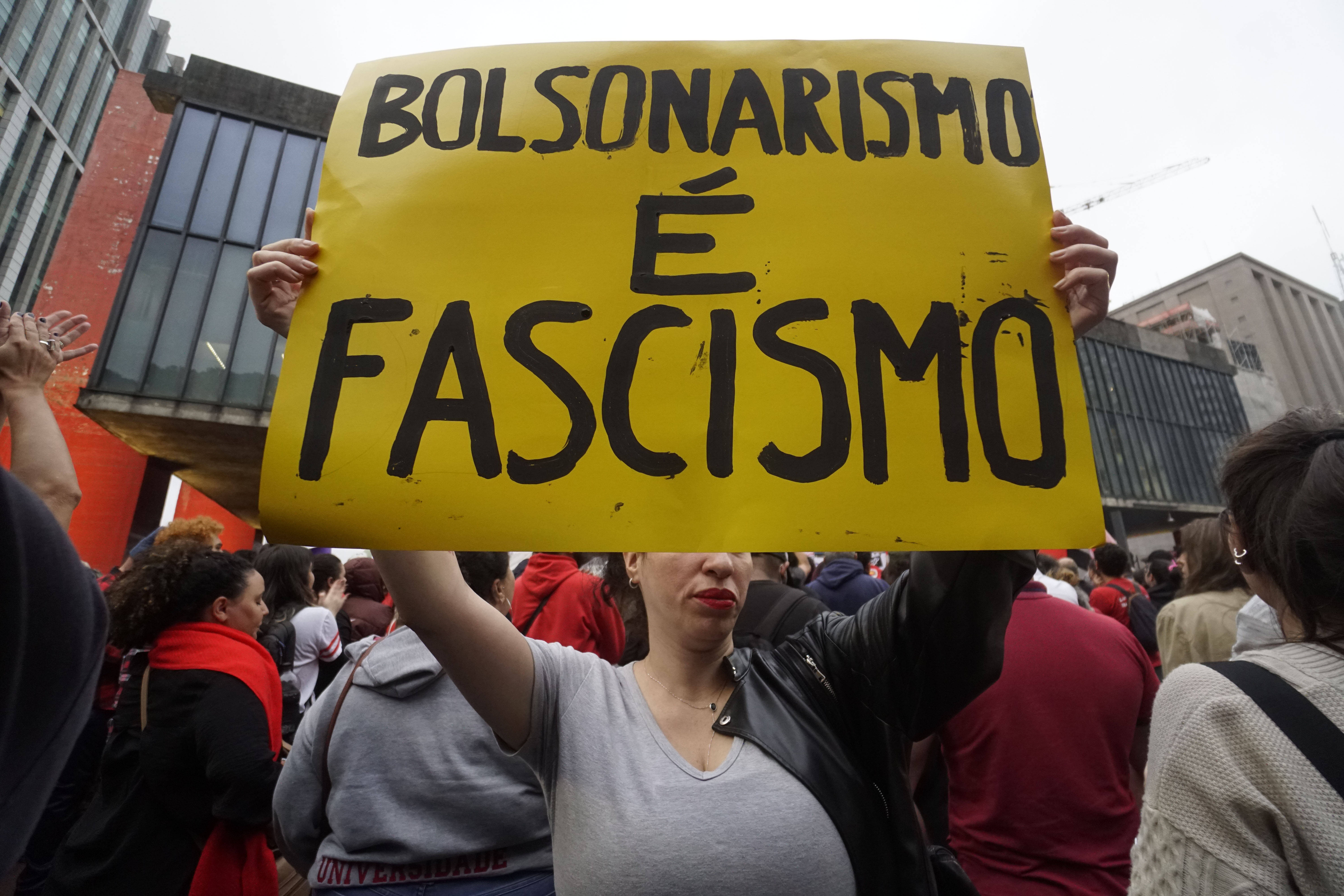 Einen Tag nach dem Putschversuch in der Hauptstadt Brasilia gehen in vielen Städten Brasiliens tausende Menschen für die Demokratie auf die Straße.