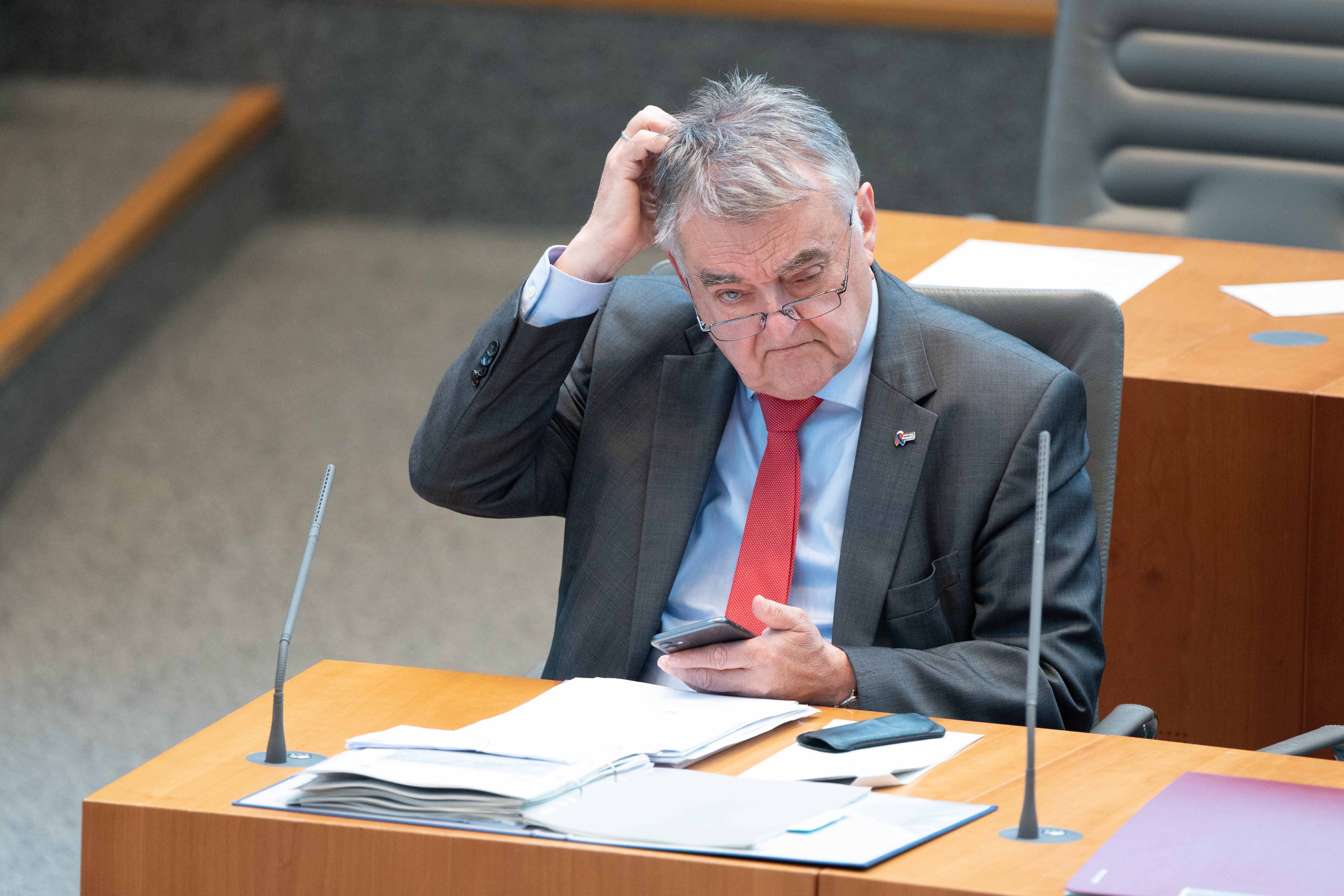Der CDU-Politiker Herbert Reul: Die nordrhein-westfälische SPD übt deutliche Kritik am dortigen Landesinnenminister.
