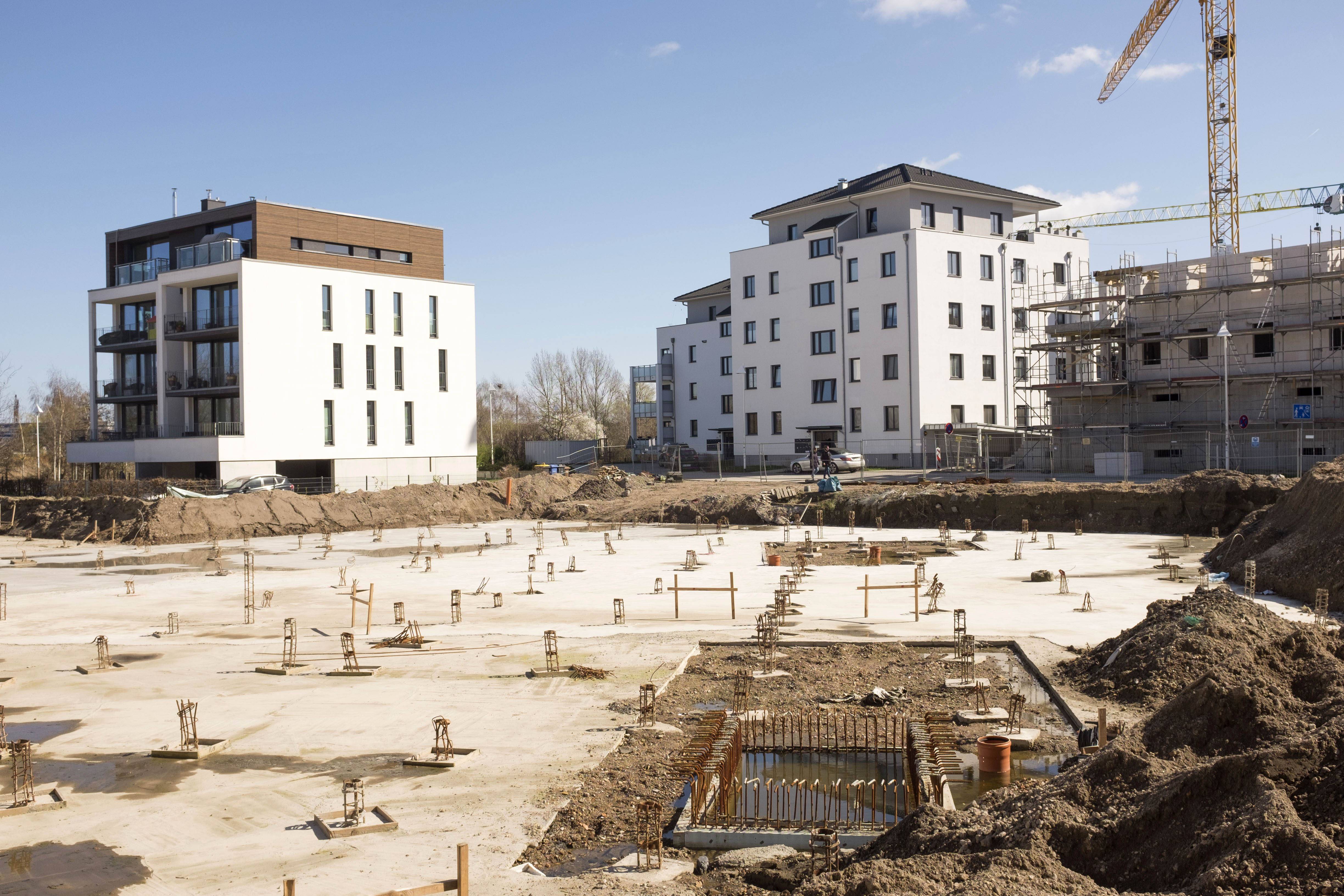 Wohnungsneubau in Deutschland – hier an der Warnow in Rostock: Der Bedarf ist groß, die Fertigstellung dauert in der Regel sehr lange.