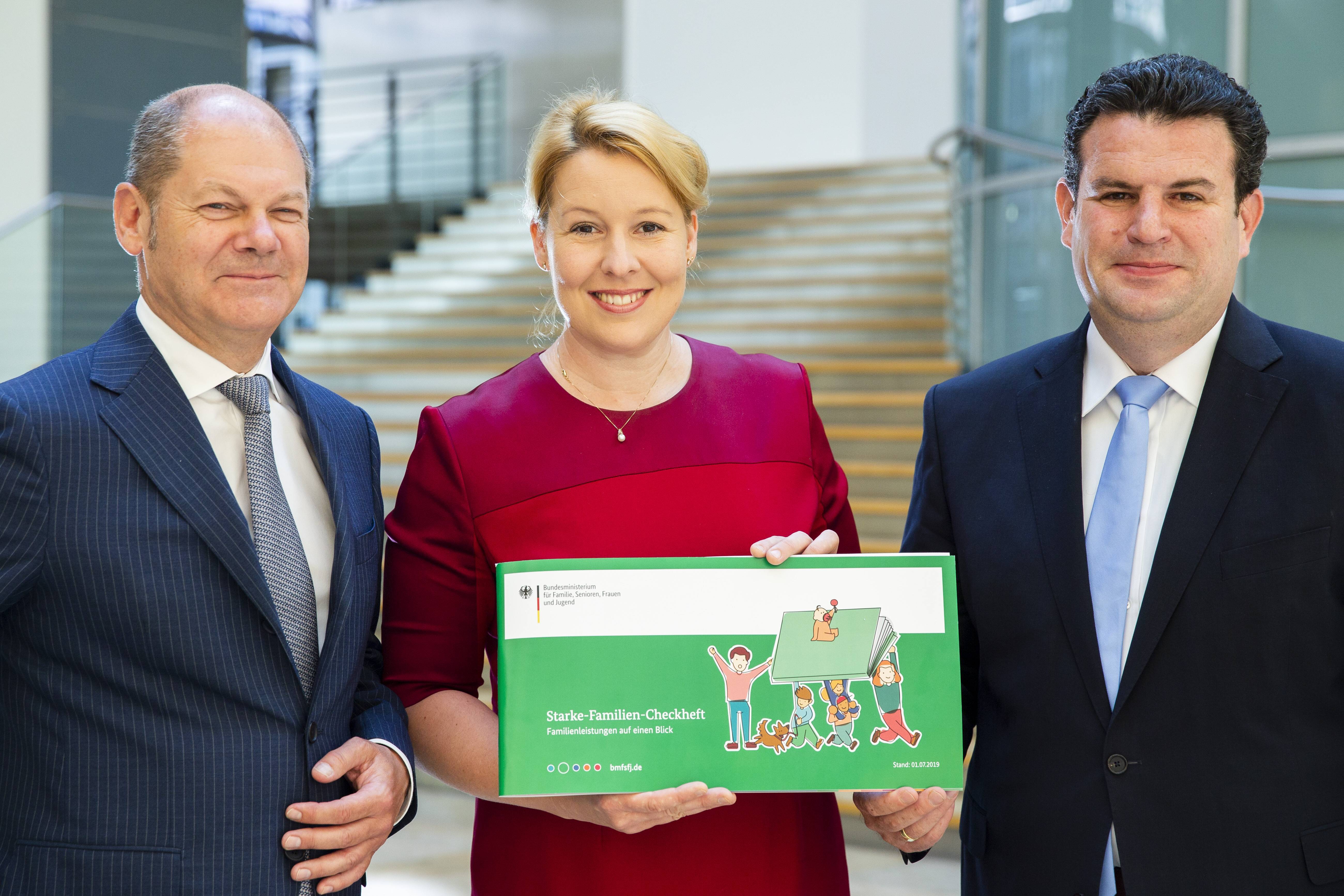 Präsentieren des Starke-Familien-Checkheft am 27. Juni 2019: Bundesfamilienministerin Franziska Giffey mit Bundesfinanzminister Olaf Scholz (l) und Bundesarbeitsminister Hubertus Heil