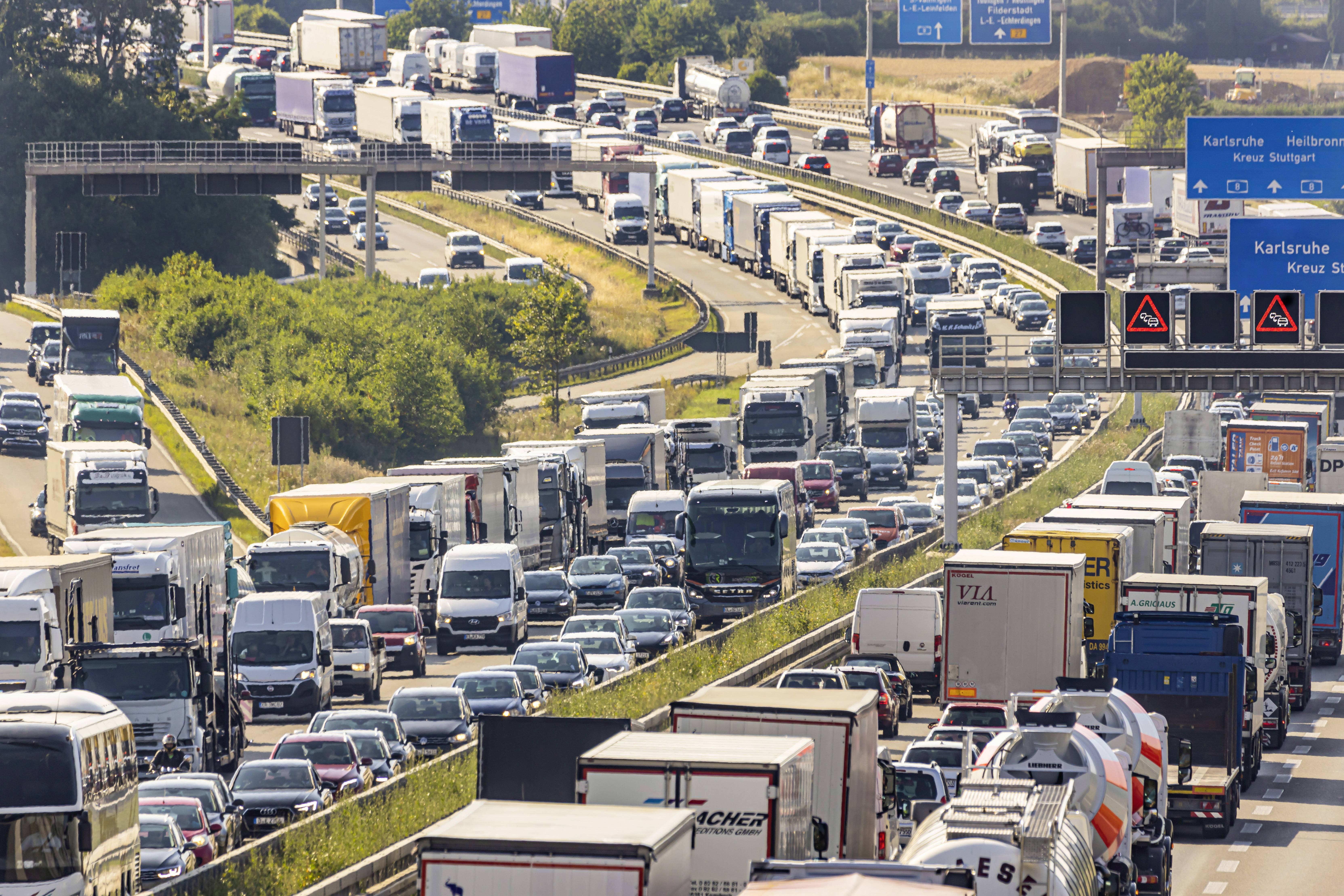Das Ziel muss sein, das Verbrennen fossiler Energien und die zusätzliche Aufheizung unserer Städte und Regionen zu reduzieren. Wer wirklich sein Auto braucht, weil er oder sie pendeln muss, kann entschädigt werden, meint Robert Misik.
