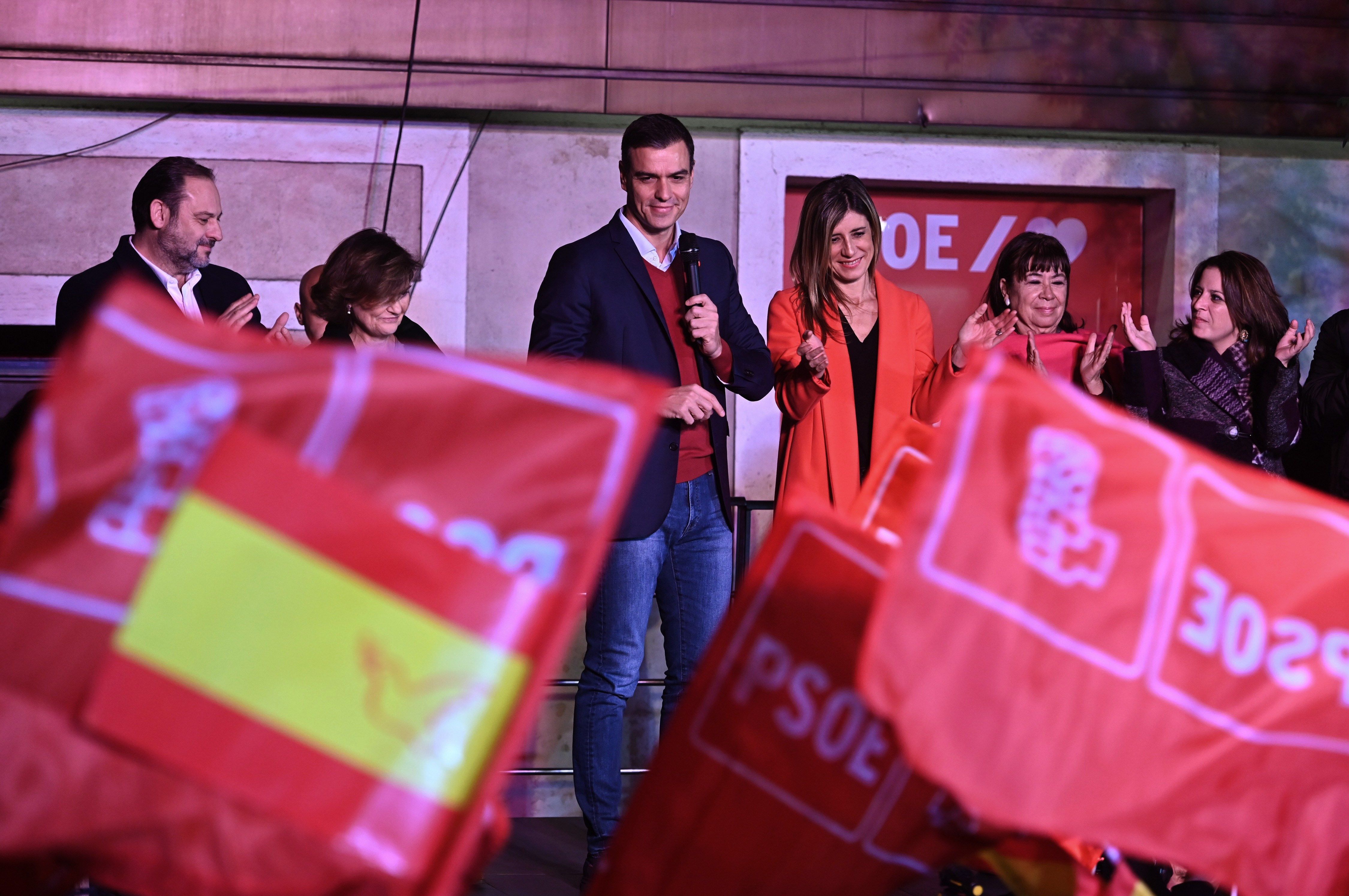 Kann er eine stabile Regierung in Spanien bilden? Wahlsieger Pedro Sánchez mit Ánhängern der PSOE