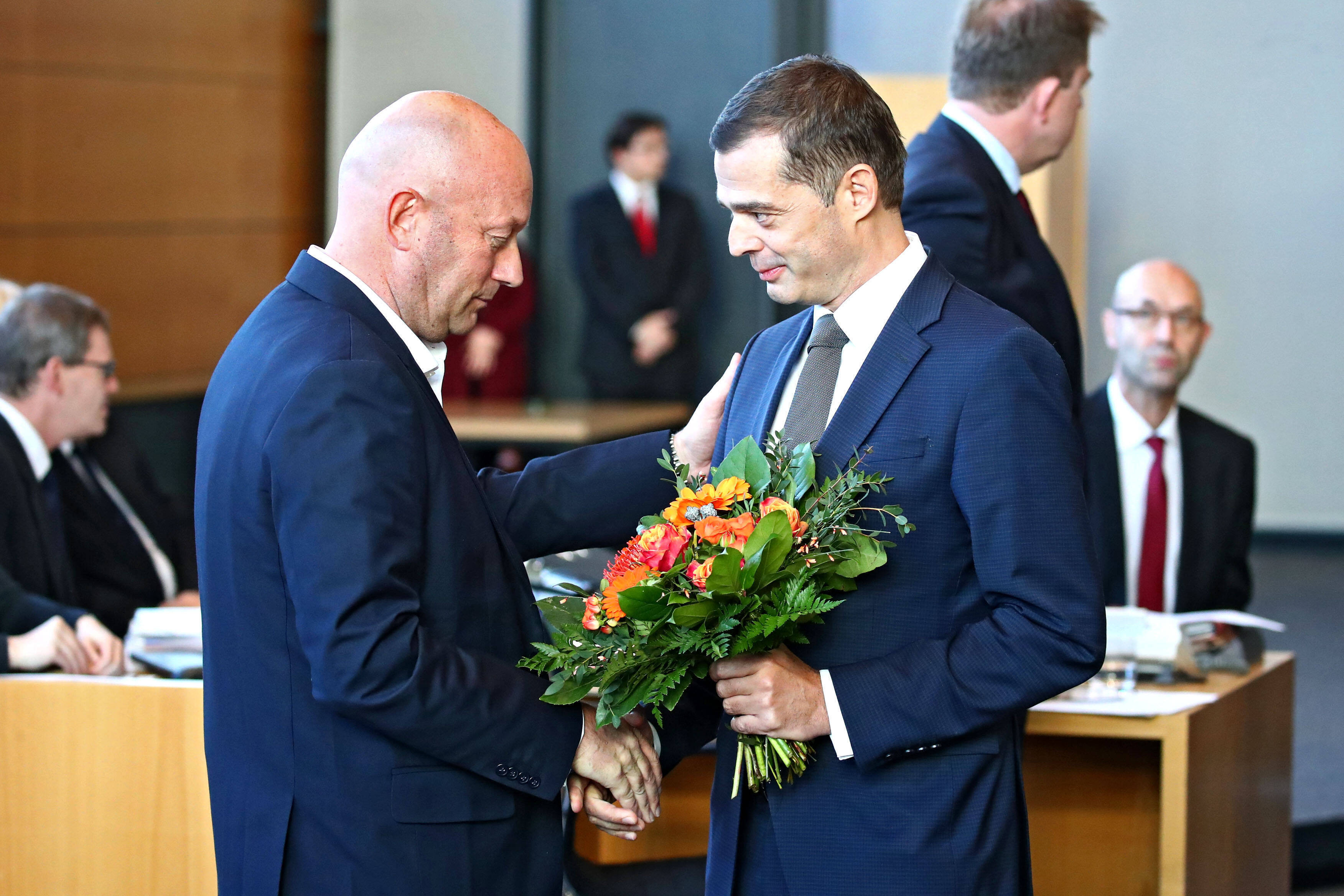 Thüringens FDP-Ministerpräsident Thomas Kemmerich und Landes-CDU-Chef Mike Mohring am 5. Februar im Landtag: Die Strategie der AfD ist voll aufgegangen.