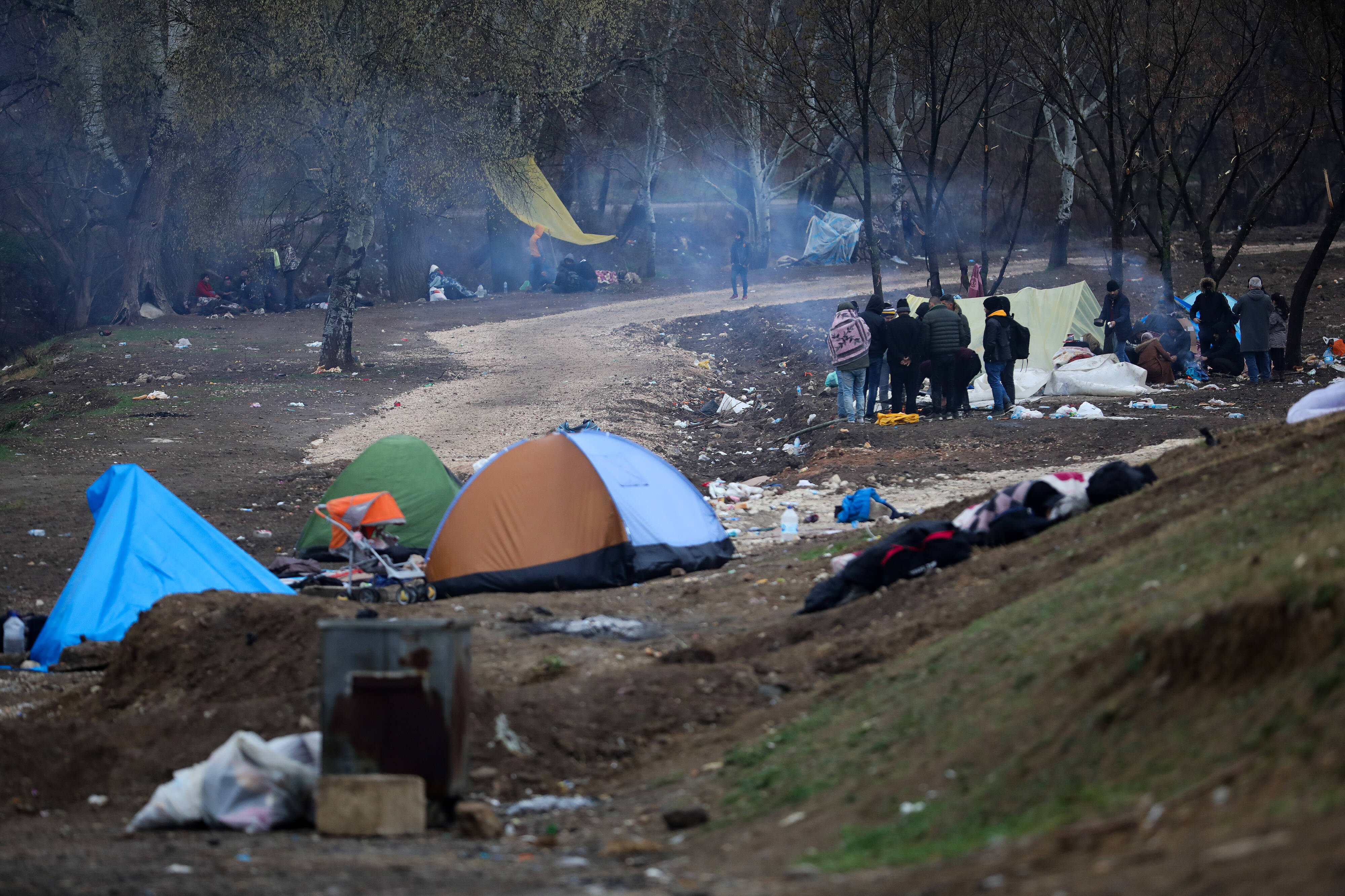 Sie kamen mit der Hoffnung auf ein besseres Leben. Bekommen haben die Plastikfolien und Pappkartons: Flüchtlinge in improvisierten Unterkünften am Grenzübergang Pazarkule