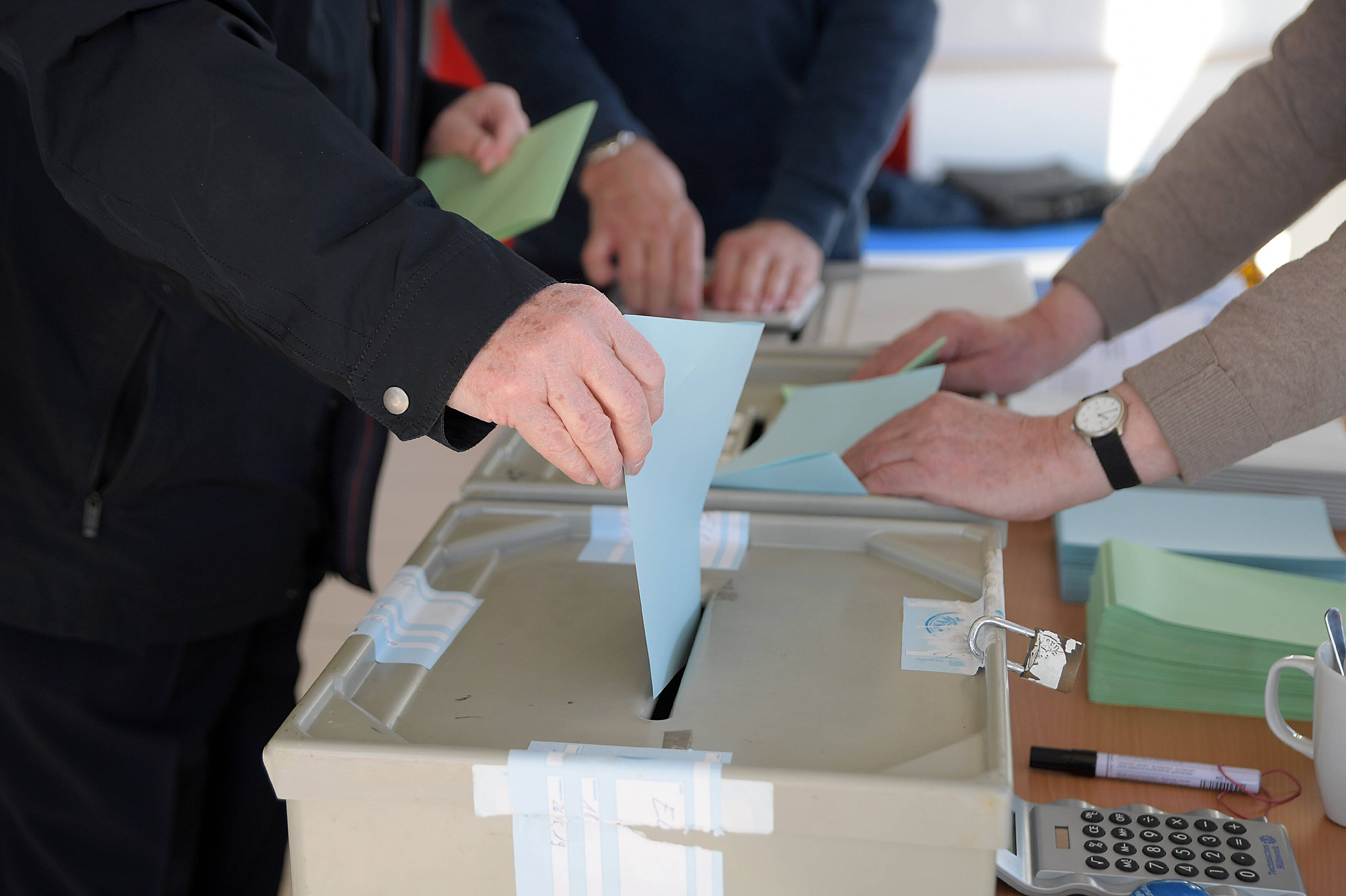 In Bayern wurden am Sonntag die Kommunalparlamente, Bürgermeister*innen und Landrät*innen neu gewählt.