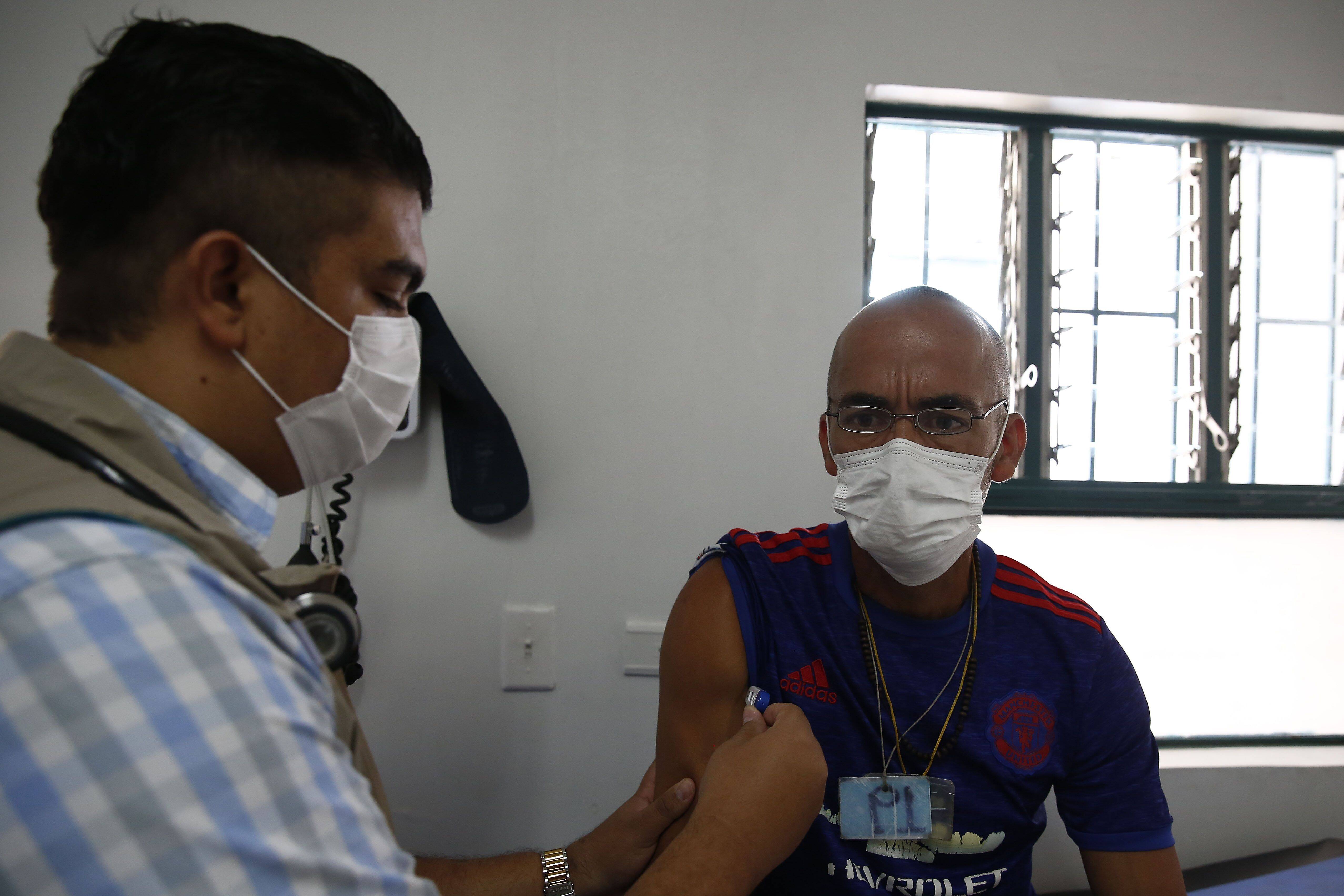 Ein Obdachloser bei einem Medizincheck in Zeiten der Corona-Krise in Medellin, Kolumbien.