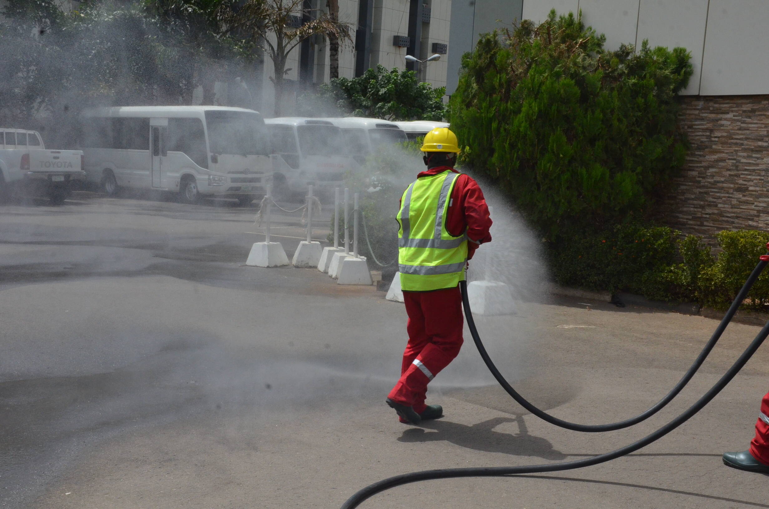 In Nigeria werden öffentliche Bereiche großflächig desinfiziert, um die Ausbreitung des Coronavirus zu bekämpfen.  Dazu gehören auch Bushaltestellen.