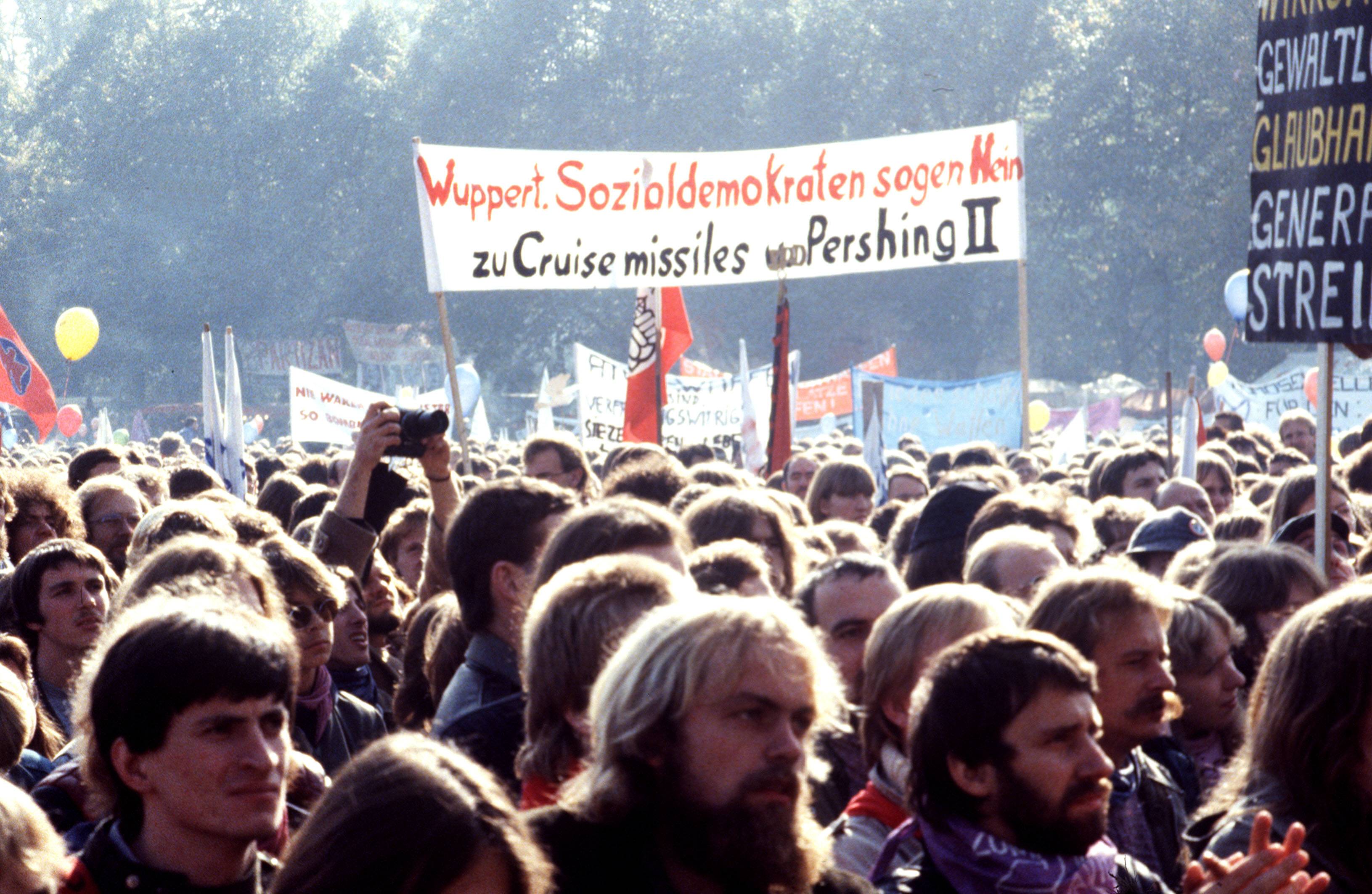Sozialdemokraten sagen Nein zur Nachrüstung, hier bei einer Demonstration gegen den Nato-Doppelbeschluss 1983 in Bonn