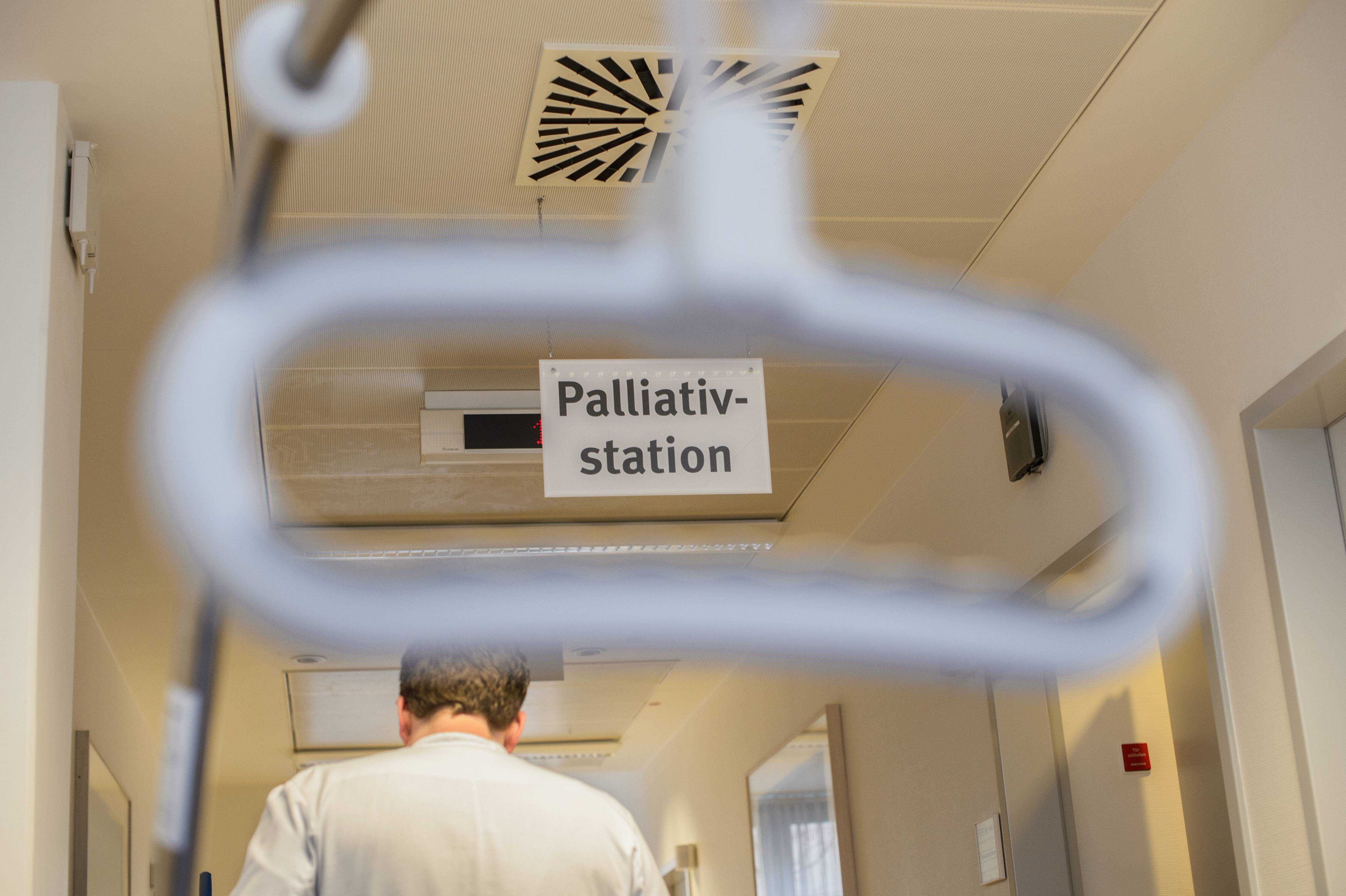 Auf der Palliativstation versorgen Ärzte und Pfleger Schwerstkranke und Sterbende. 