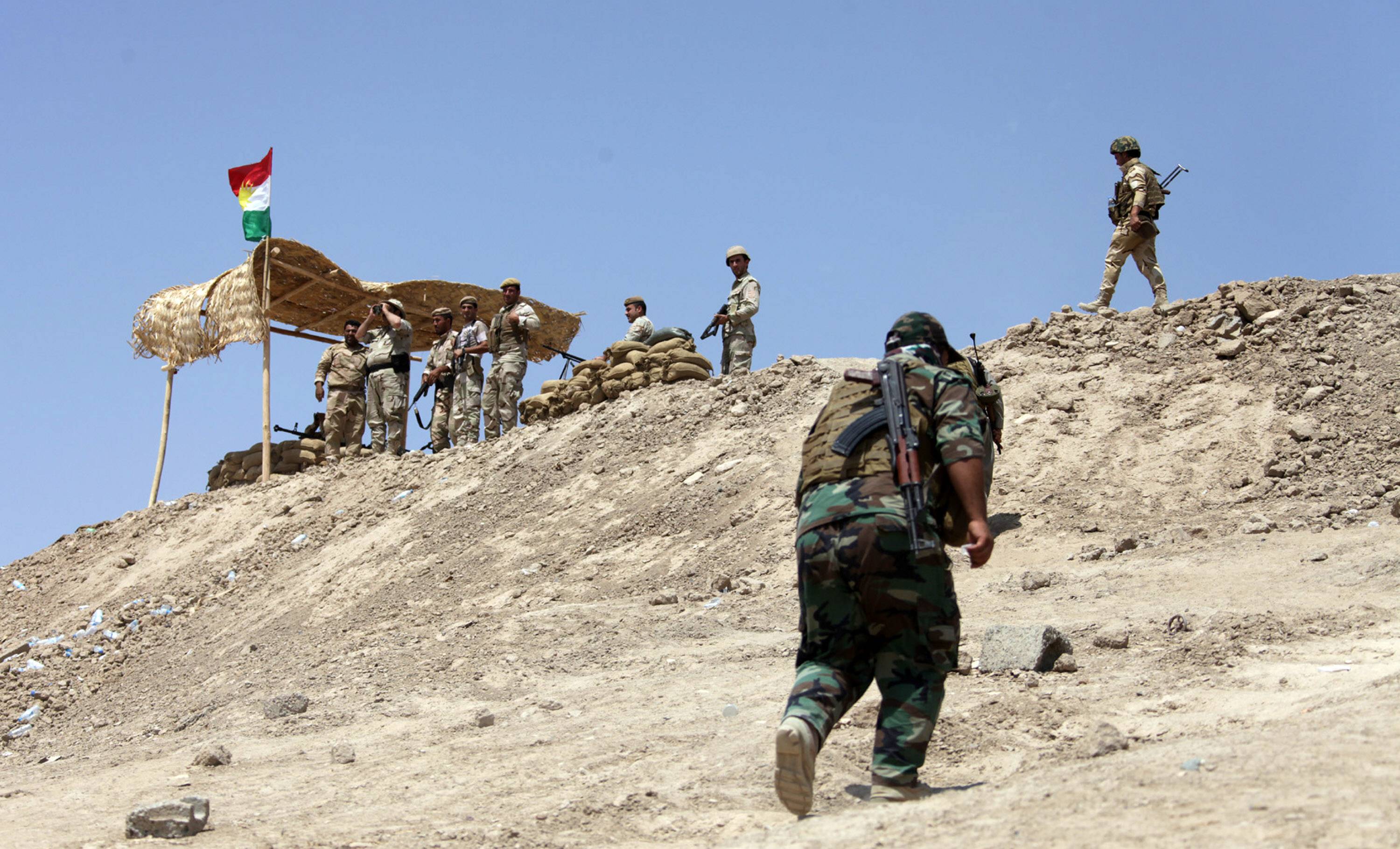Kurdische Peschmerga beziehen einen Posten in Makhmur, nordwestlich von Erbil