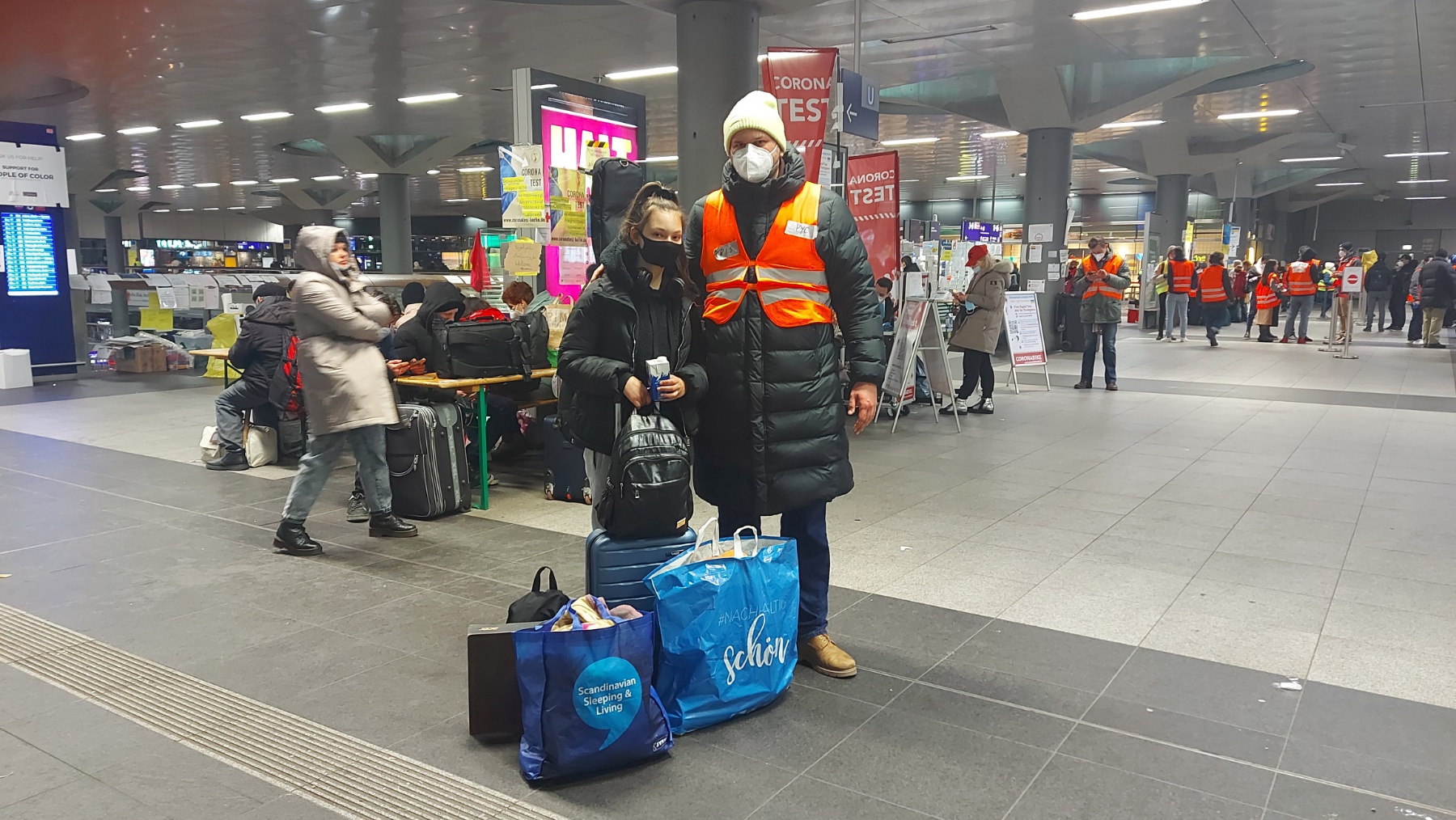 Sozialdemokrat Christian Hörbelt am Berliner Hauptbahnhof mit einer Verwandten, die aus dem umkämpften Kiew geflohen ist.