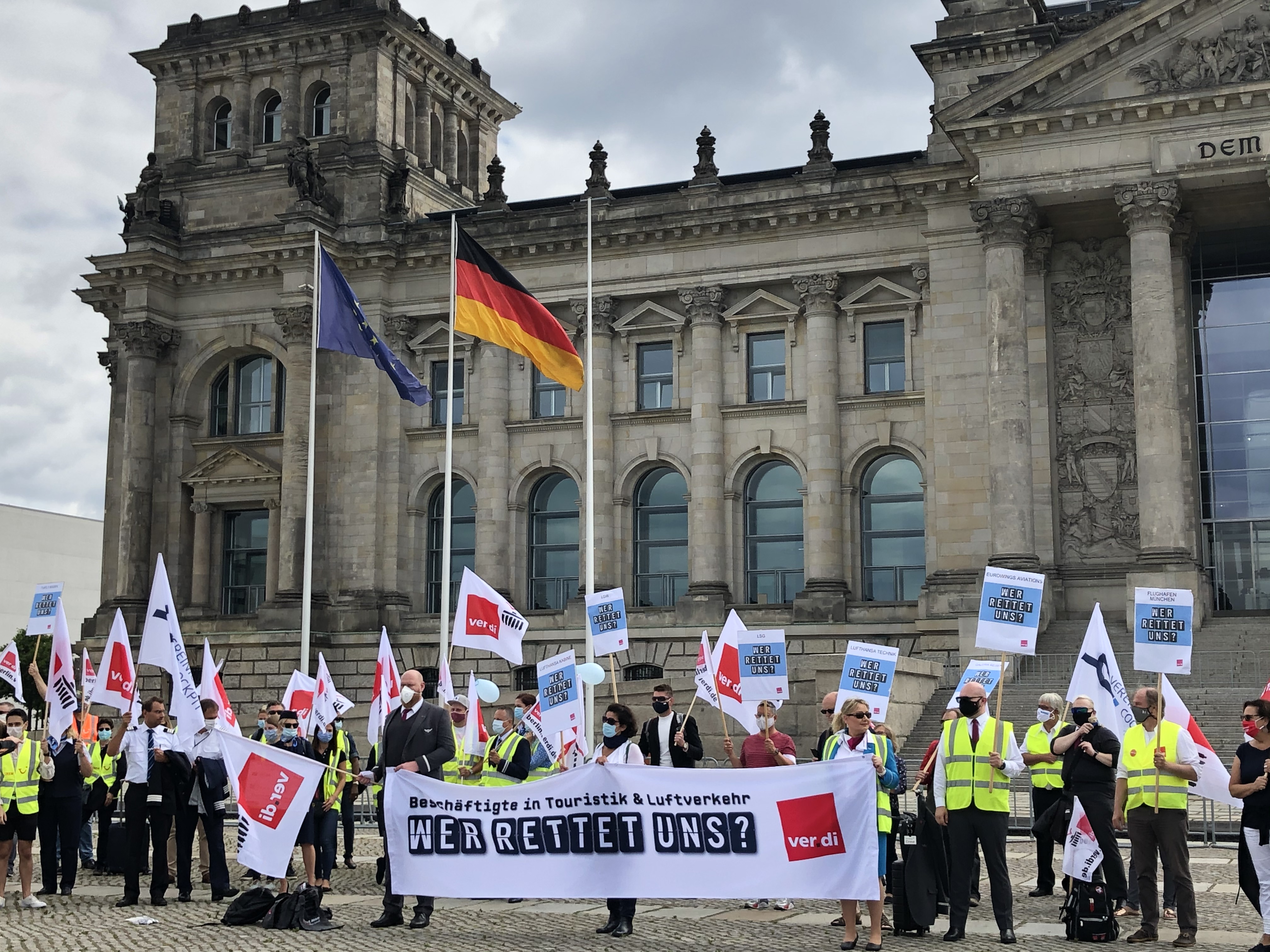 Die Gewerkschaft ver.di demonstriert mit Beschäftigten aus dem Luftverkehr vor dem Bundestag.