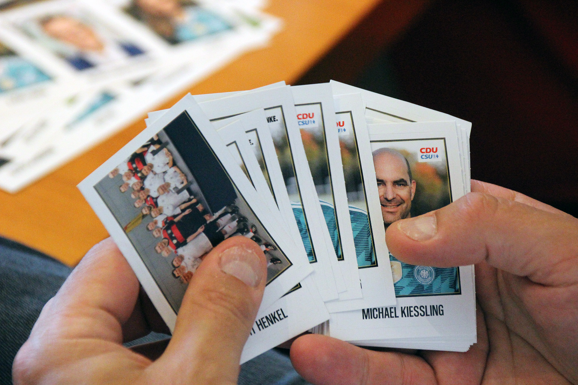 Abgeordnete zum Sammeln und Tauschen: Der FC Bundestag hat ein Sammelalbum seiner Spieler herausgegeben.