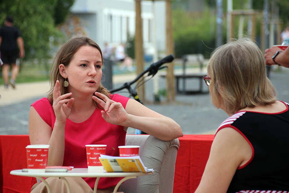 Beantwortet geduldig alle Fragen zum Bürgergeld im Pop-up Café: Annika. Klose