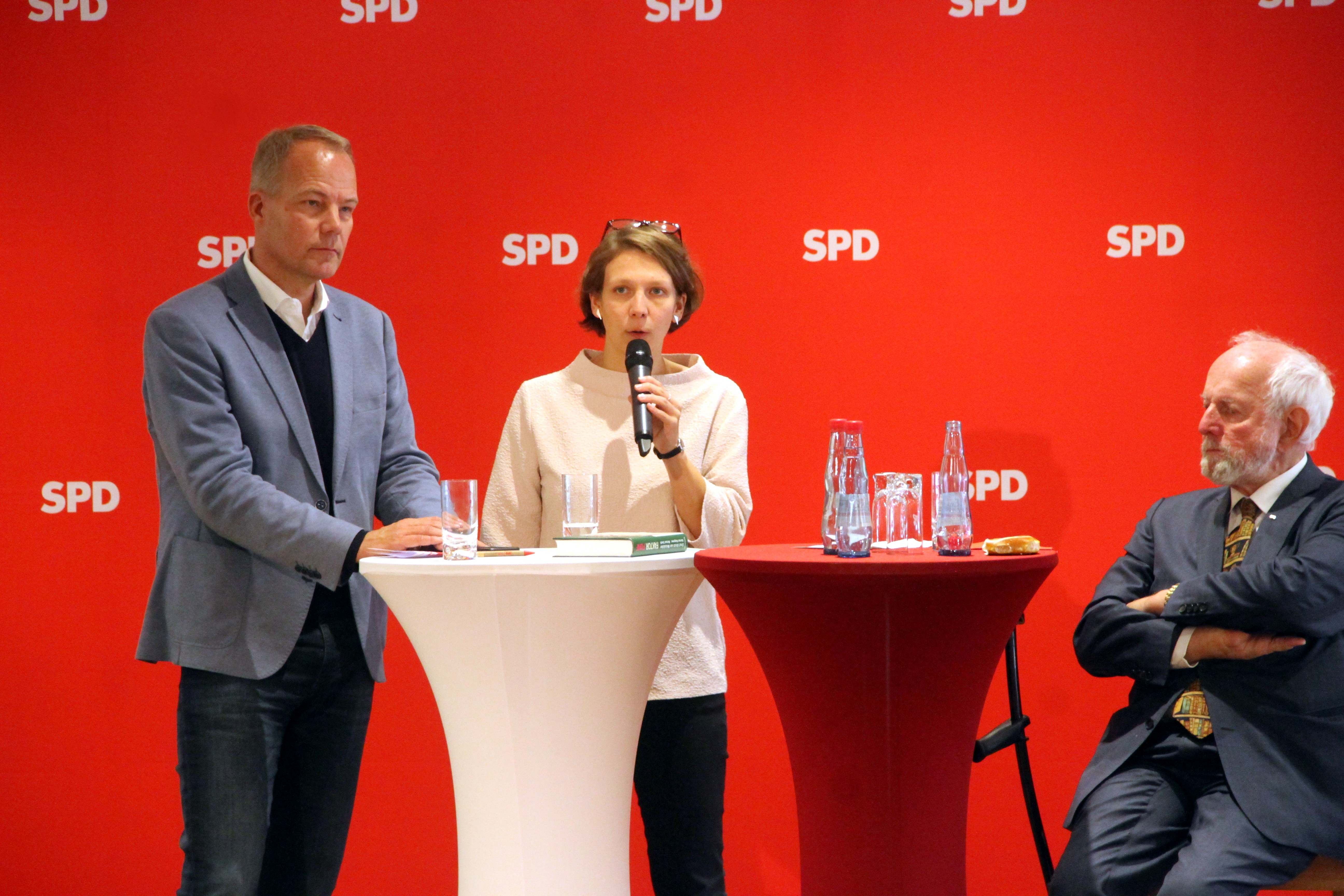 Ideen aus der Einstein-Schule: Matthias Miersch, Charlotte Rosa Dick und Ernst-Ulrich von Weizsäcker gaben Impulse.