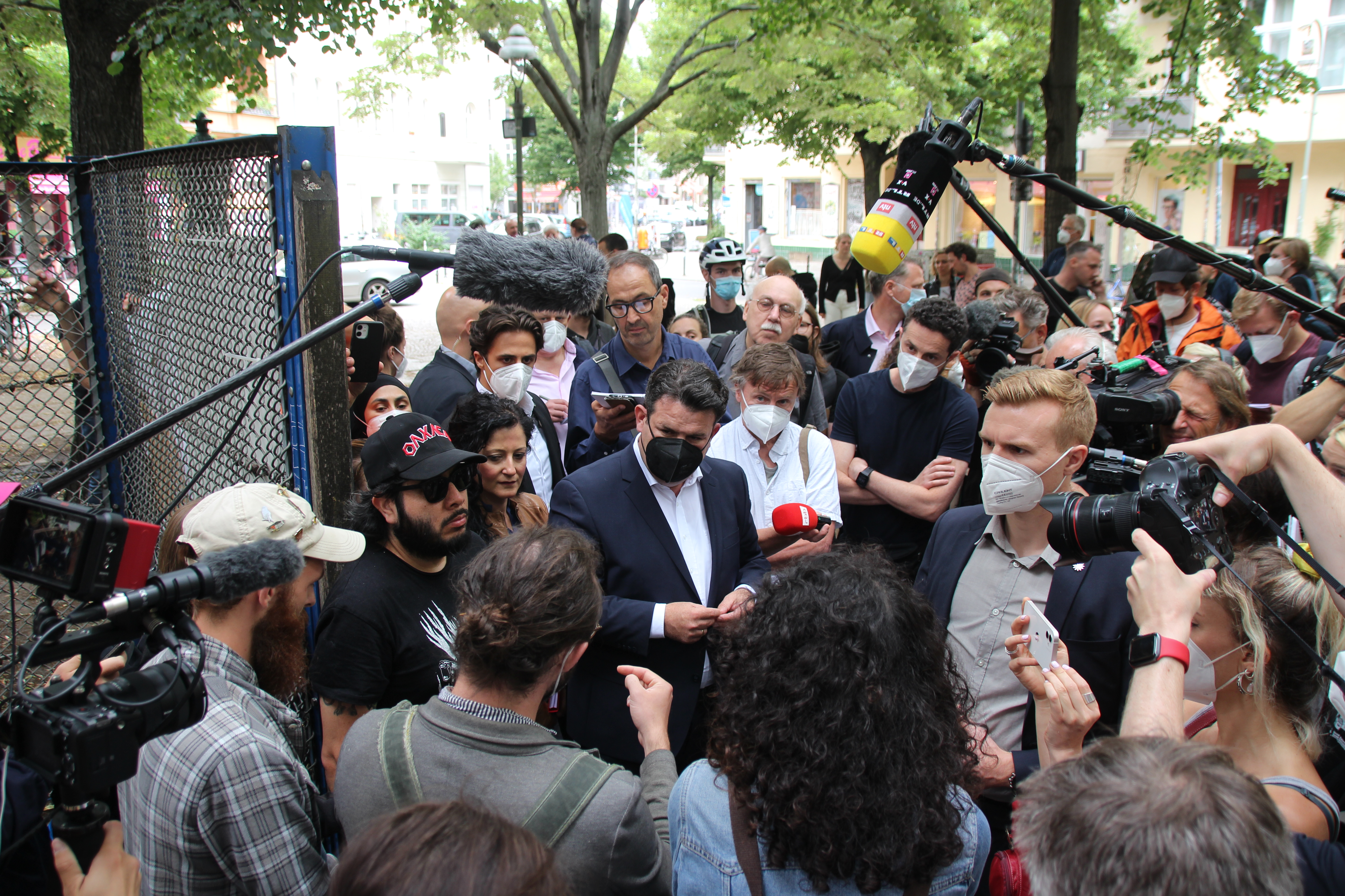 Viel beachtetes Treffen in Berlin-Kreubzerg: Bundesarbeitsministere Hubertus Heil sagte den Gorillas-Fahrer*innen seine Unterstützung zu.
