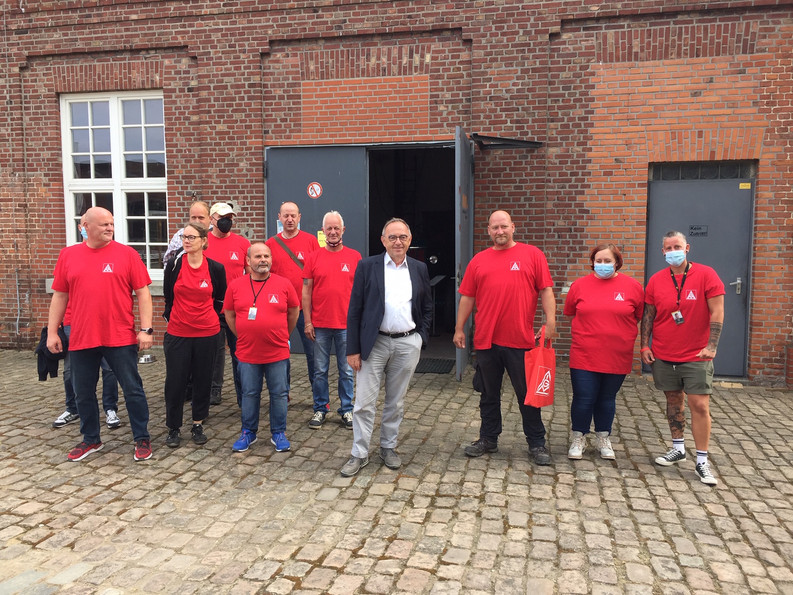 „Eine Betriebsschließung per Video geht gar nicht.“ SPD-Chef Norbert Walter-Borjans sagte den Caterpillar-Beschäftigten in Kiel Unterstützung zu.