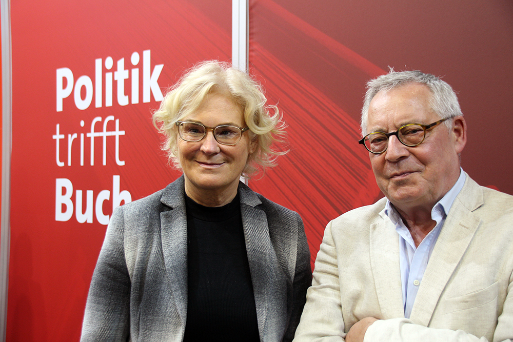 Sprachen auf der Buchmesse über die Ukraine: Verteidigungsministerin Christine Lambrecht und Historiker Karl Schlögel