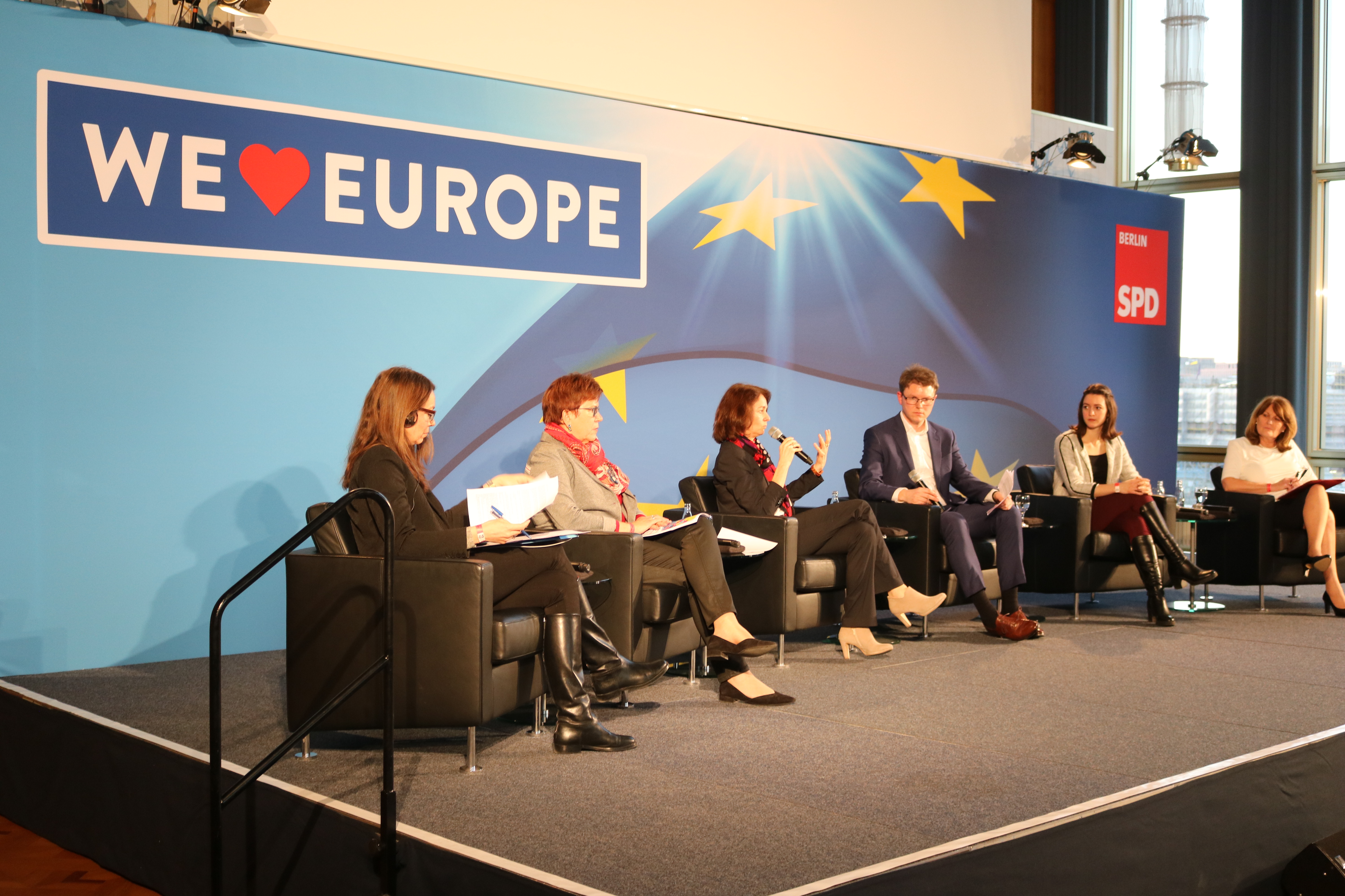 Zu europäischer Solidarität diskutieren (v.l.): Magdalena Góra, Gaby Bischoff, Katarina Barley, Julian Zado, Julia Ebner und Luise Däger-Gregori