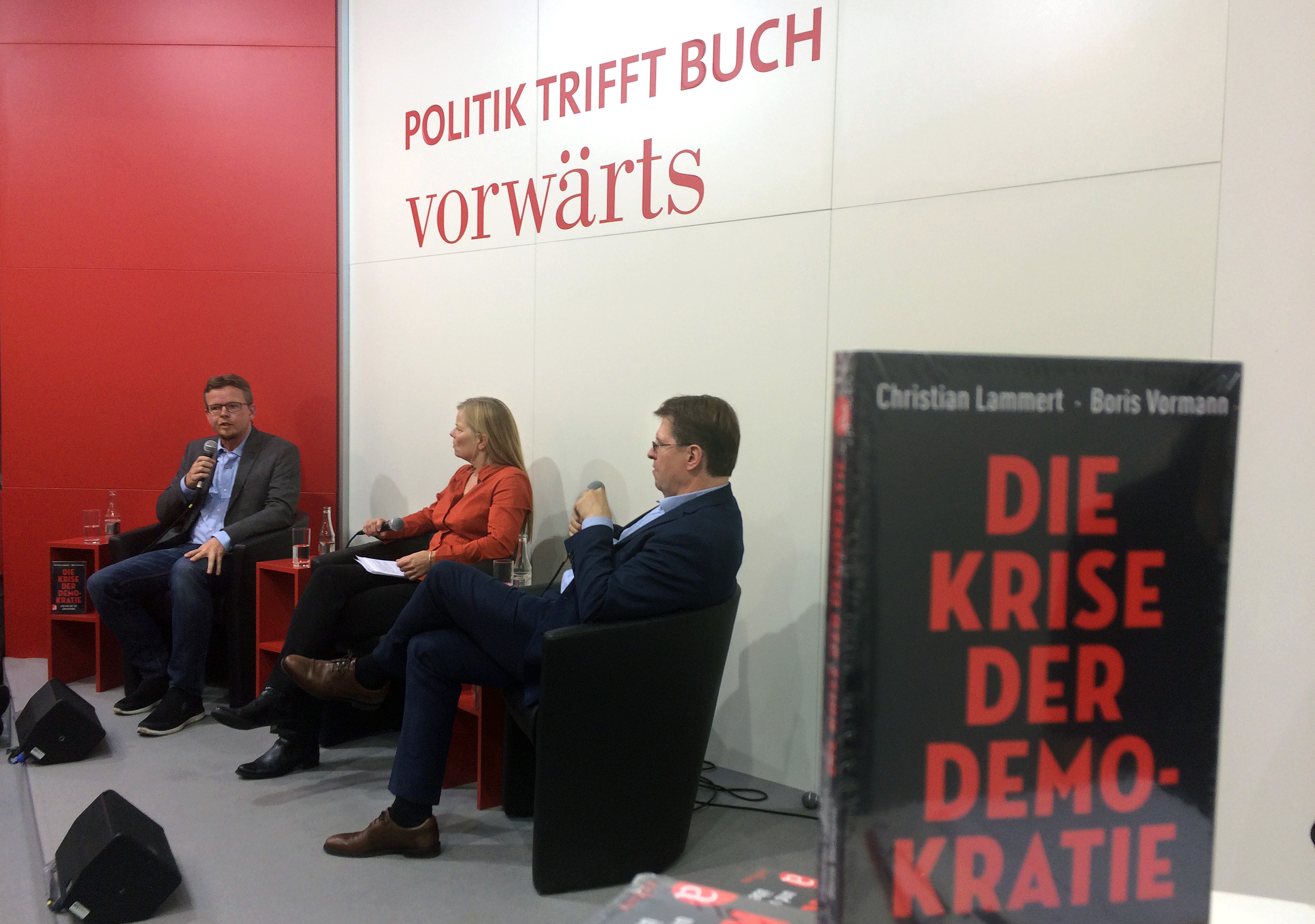 „Die linke Volkspartei SPD muss sich der rechten Volkspartei CDU klar gegenüberstellen.“ Ralf Stegner diskutierte mit dem Politkwissenschaftler Christian Lammert über die Krise der Demokratie.