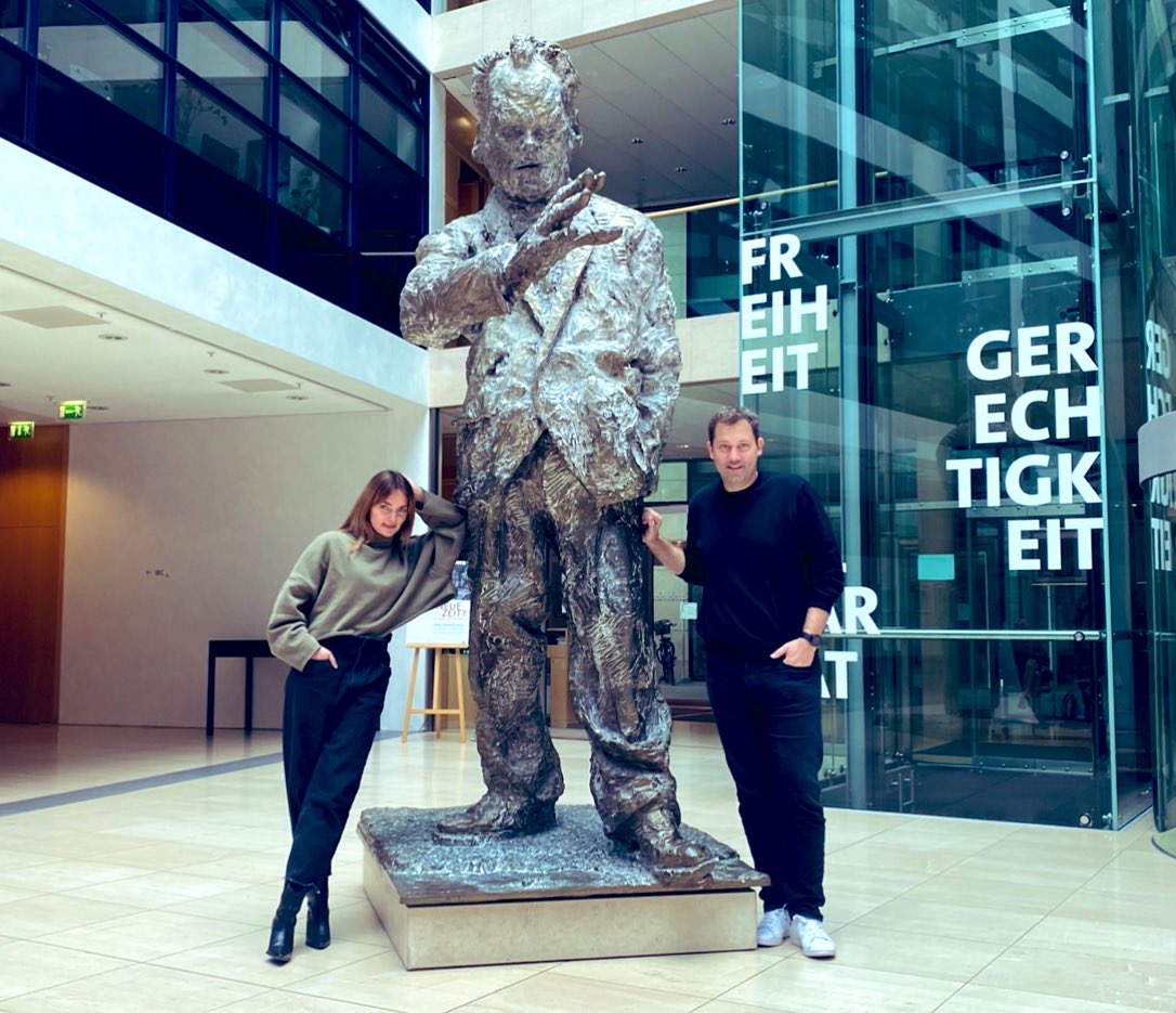 Marie von den Benken mit Generalsekretär Lars Klingbeil neben der Statue von Willy Brandt in der SPD-Parteizentrale.
