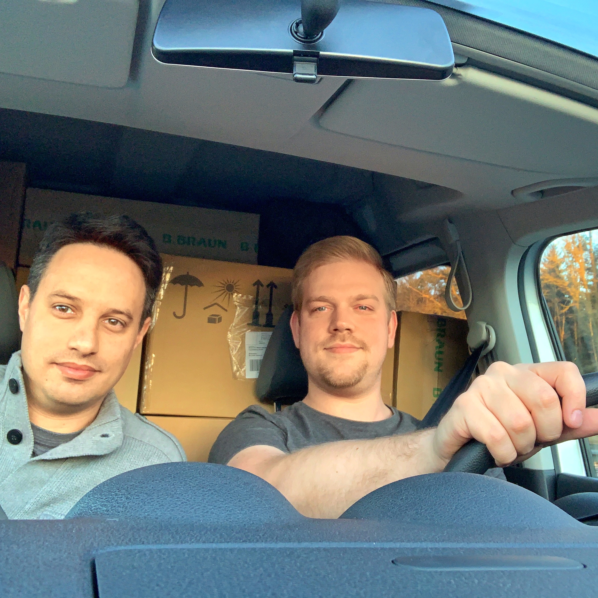 Unterwegs in Richtung ungarisch-ukrainische Grenze: Die beiden hessischen SPD-Landtagsabgeordneten Oliver Ulloth (l.) und Florian Schneider.
