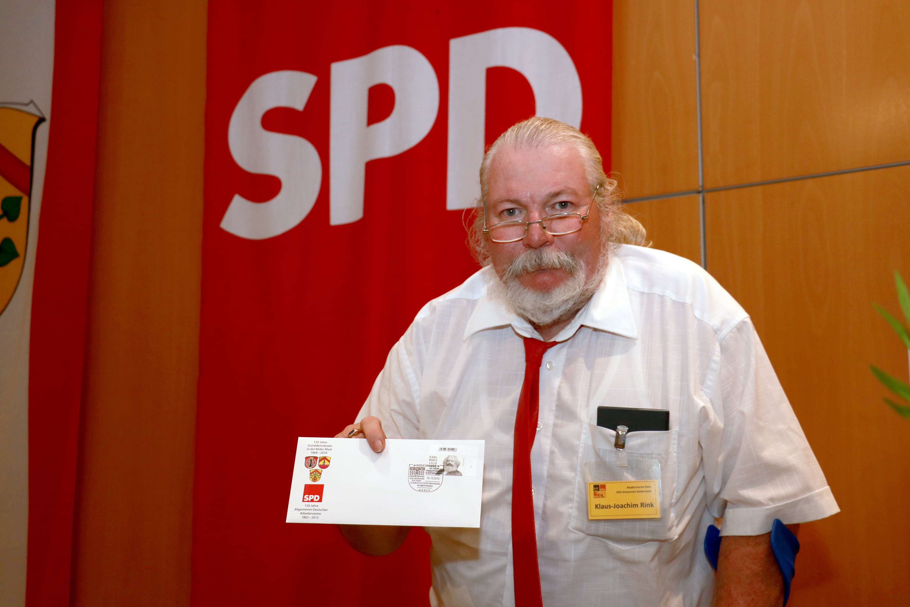 SPD-Mitglied Klaus-Joachim Rink mit dem Sonderbrief zum Jubiläum