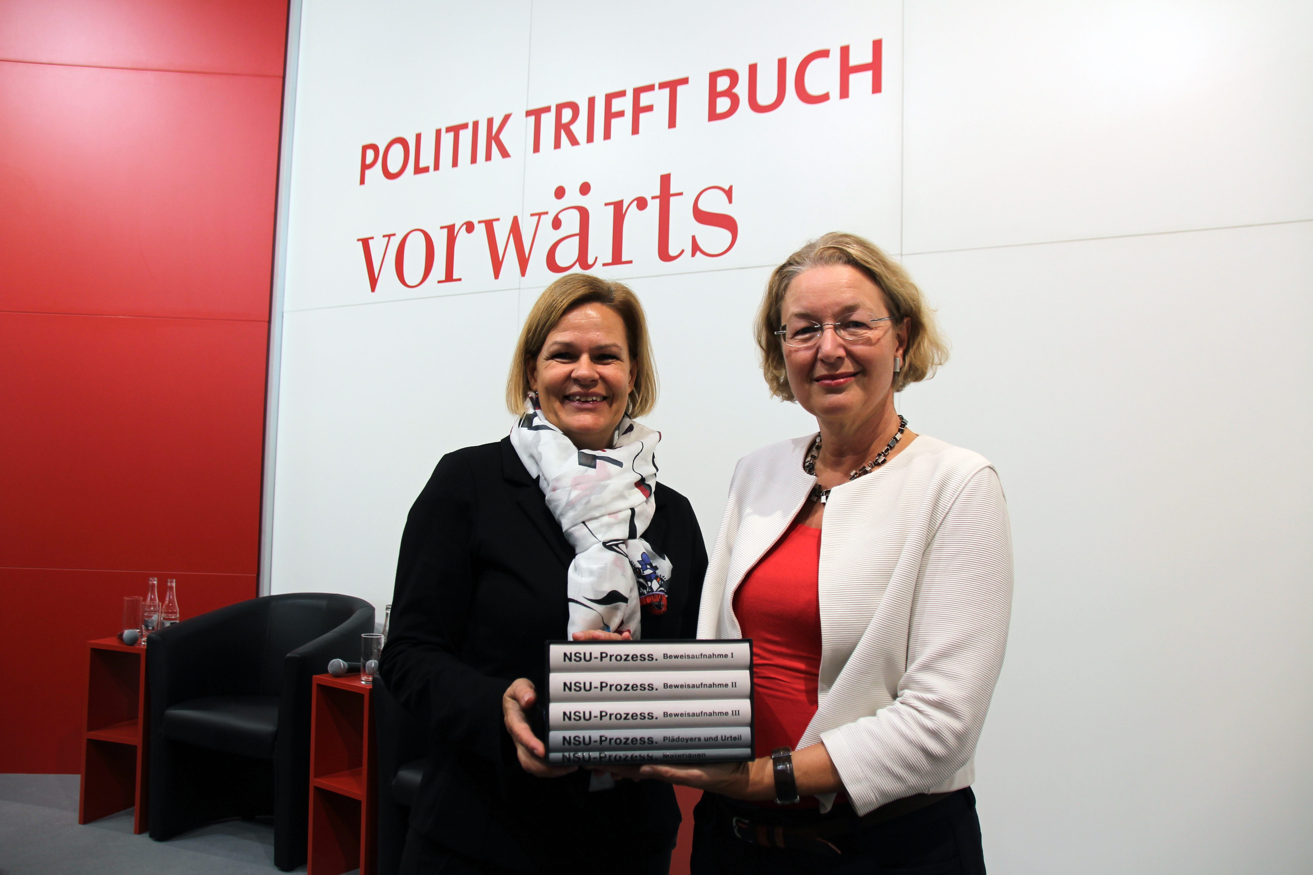 Nancy Faeser (l.) und Annette Ramelsberger mit dem NSU-Protokoll auf der Buchmesse