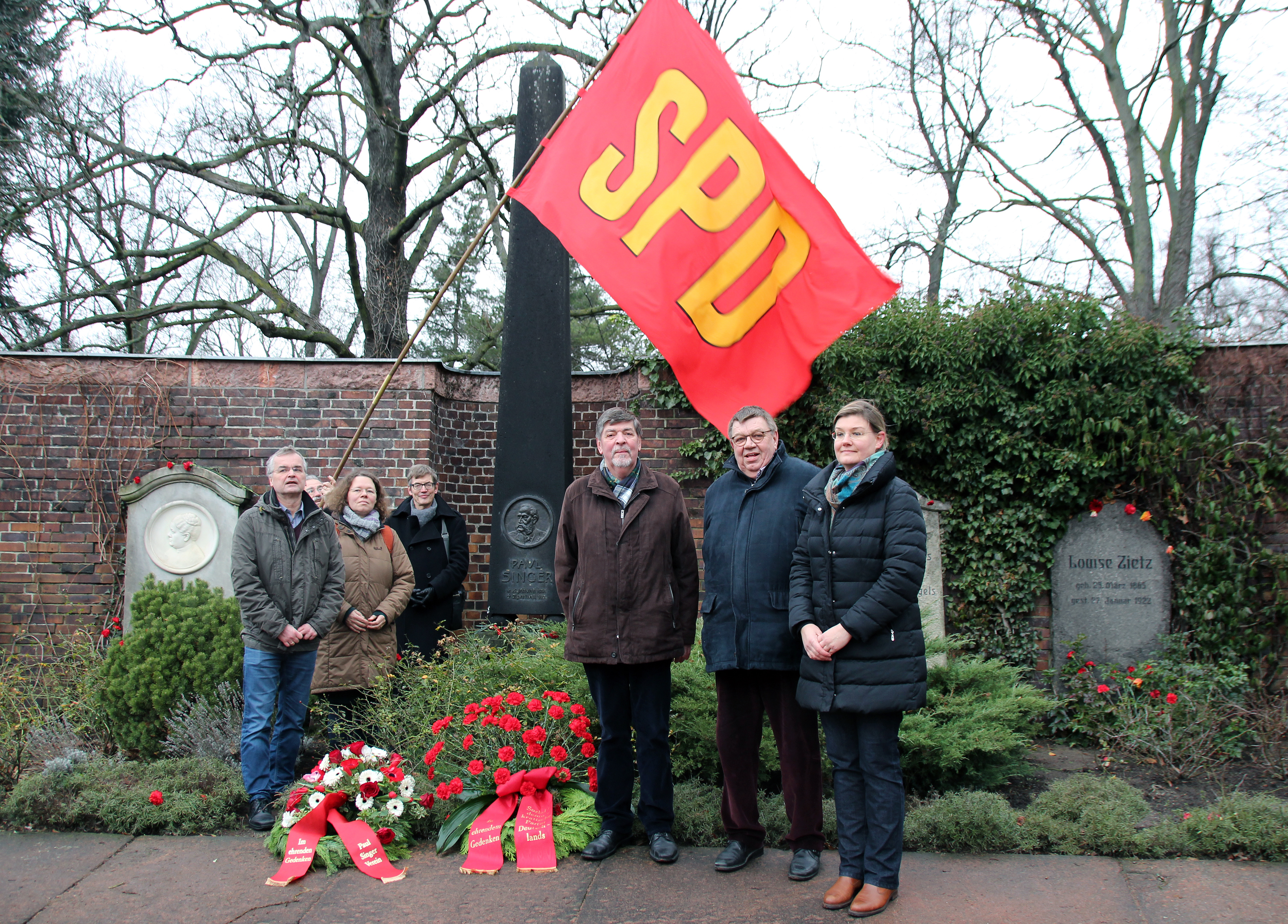 Ehrung zum 175. Geburtstag: SPD-Parteivorstand und Paul-Singer-Verein legten am Grab Singers Kränze nieder.