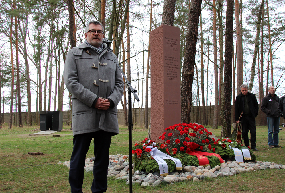 Stein der Erinnerung und Stein des Anstoßes: SPD-Schatzmeister Dietmar Nietan bei der Einweihung der Gedenkstele für die sozialdemokratischen Opfer der Nationalsozialisten im KZ Sachsenhausen
