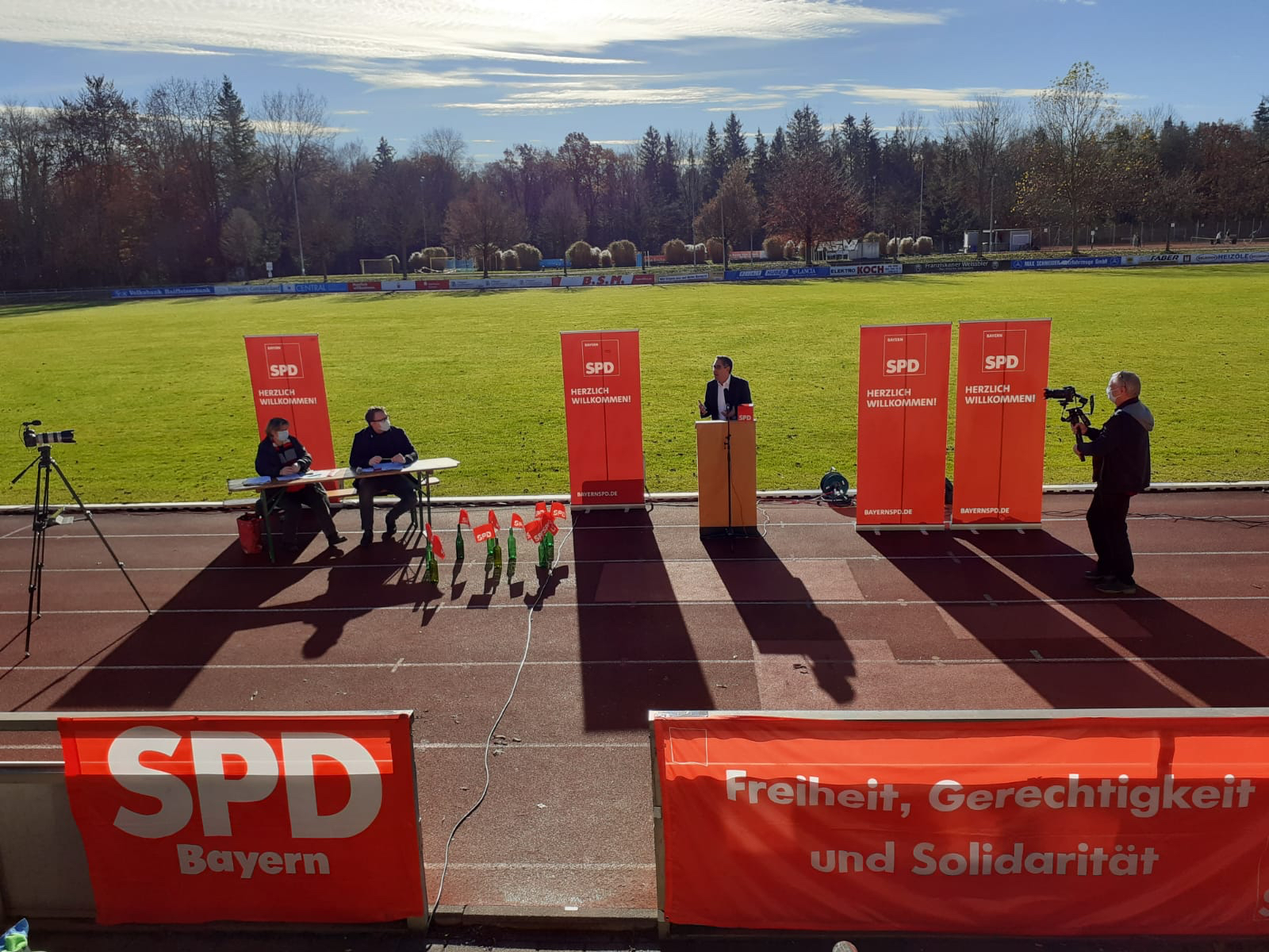 Der SPD-Bundestagsabgeordnete Michael Schrodi beim Parteitag im Dachauer Fußballstadion.