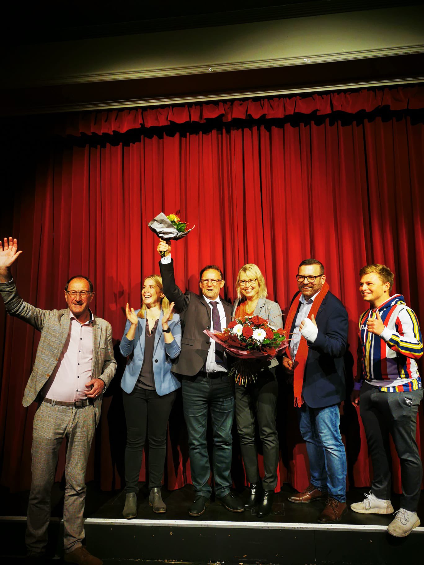 Großer Jubel: Sozialdemokrat Stefan Metzdorf (3.v.li.) ist neuer Landrat im Kreis Trier-Saarburg.