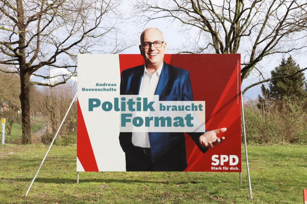 Zu groß fürs Wahlplakat: Bremens Bürgermeister Andreas Bovenschulte ist zwei Meter groß.