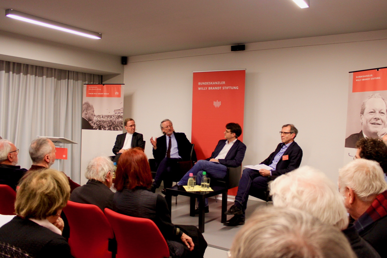 Es diskutieren die Historiker Peter Brandt, Alexander Gallus (TU Chemnitz) und Ulrich Schöler unter Moderation von Bernd Rother