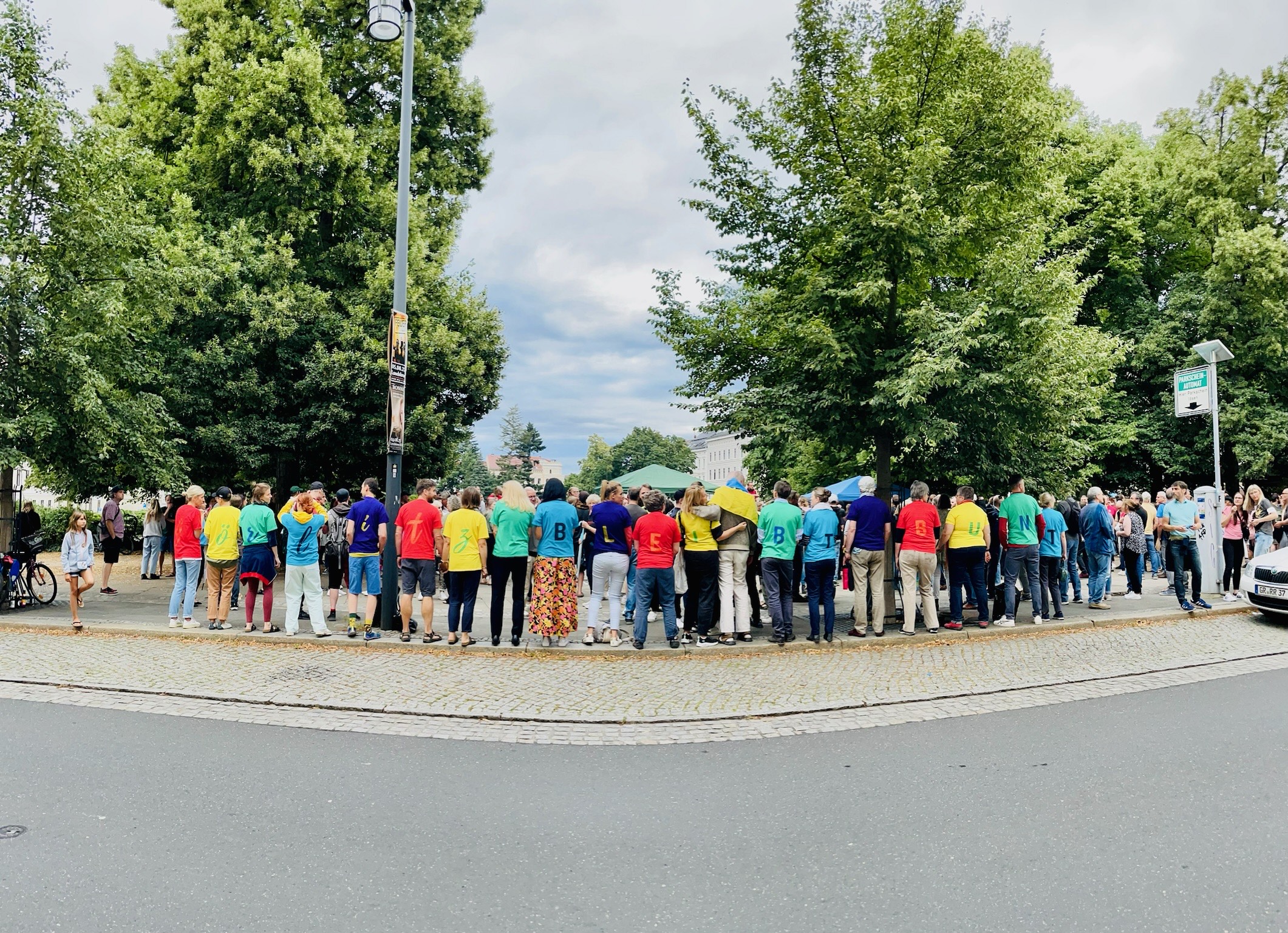 Die Demonstrant*innen bilden den Schriftzug „Görlitz bleibt bunt“.