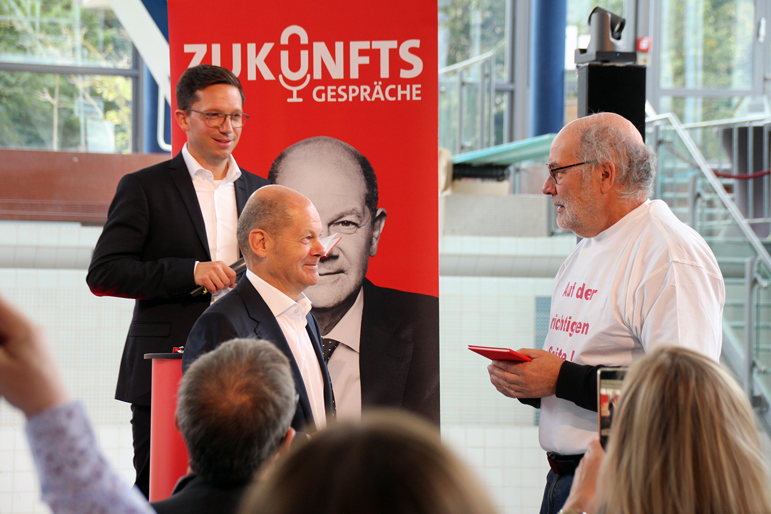 Es wird Zeit für einen SPD-Kanzler: Neumitglied Karl-Erich Fehr bekam von Olaf Scholz in Wolfsburg sein Parteibuch.